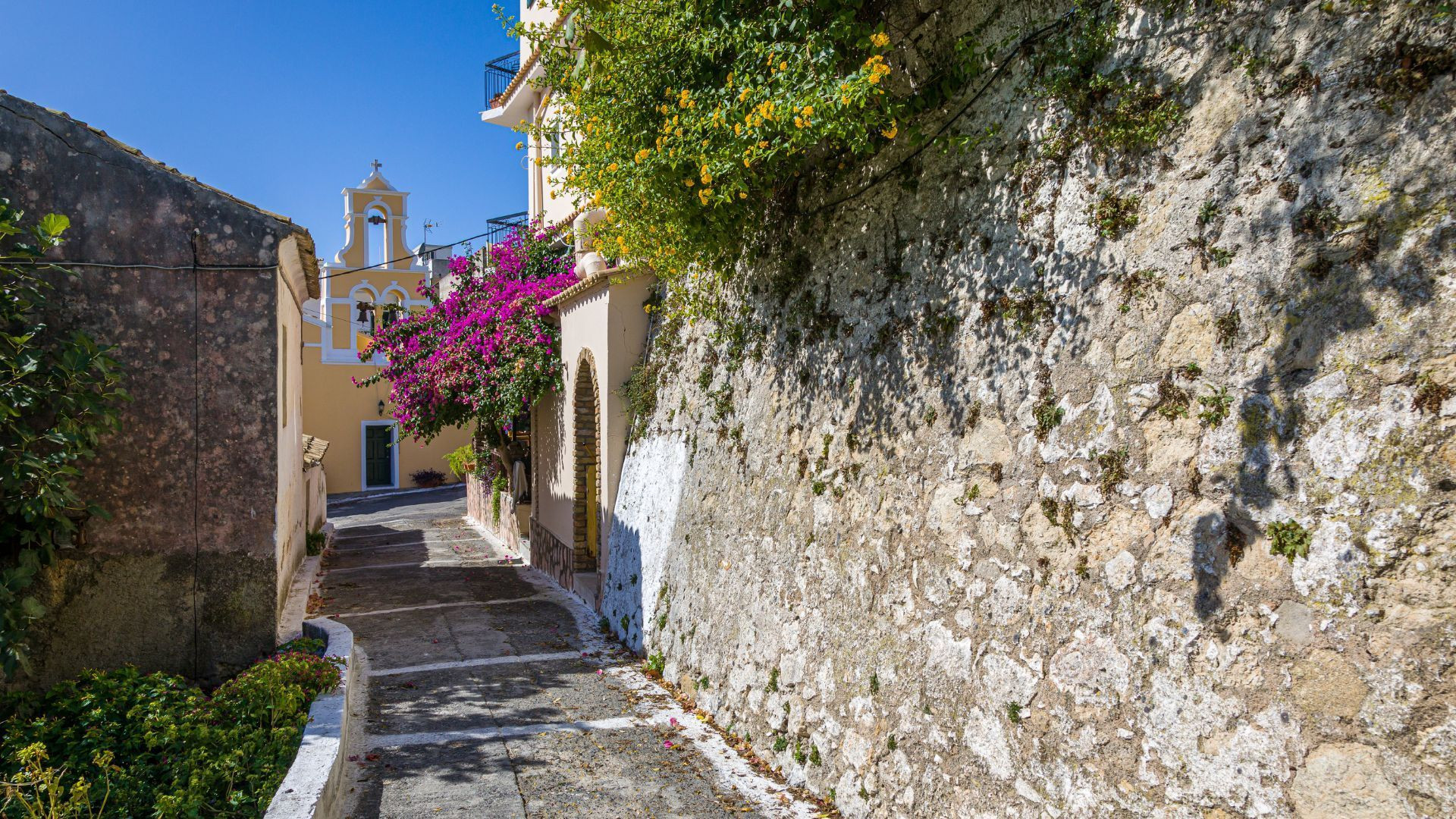 Ruelle fleurie de bougainvilliers et chapelle - Cythère - Grèce