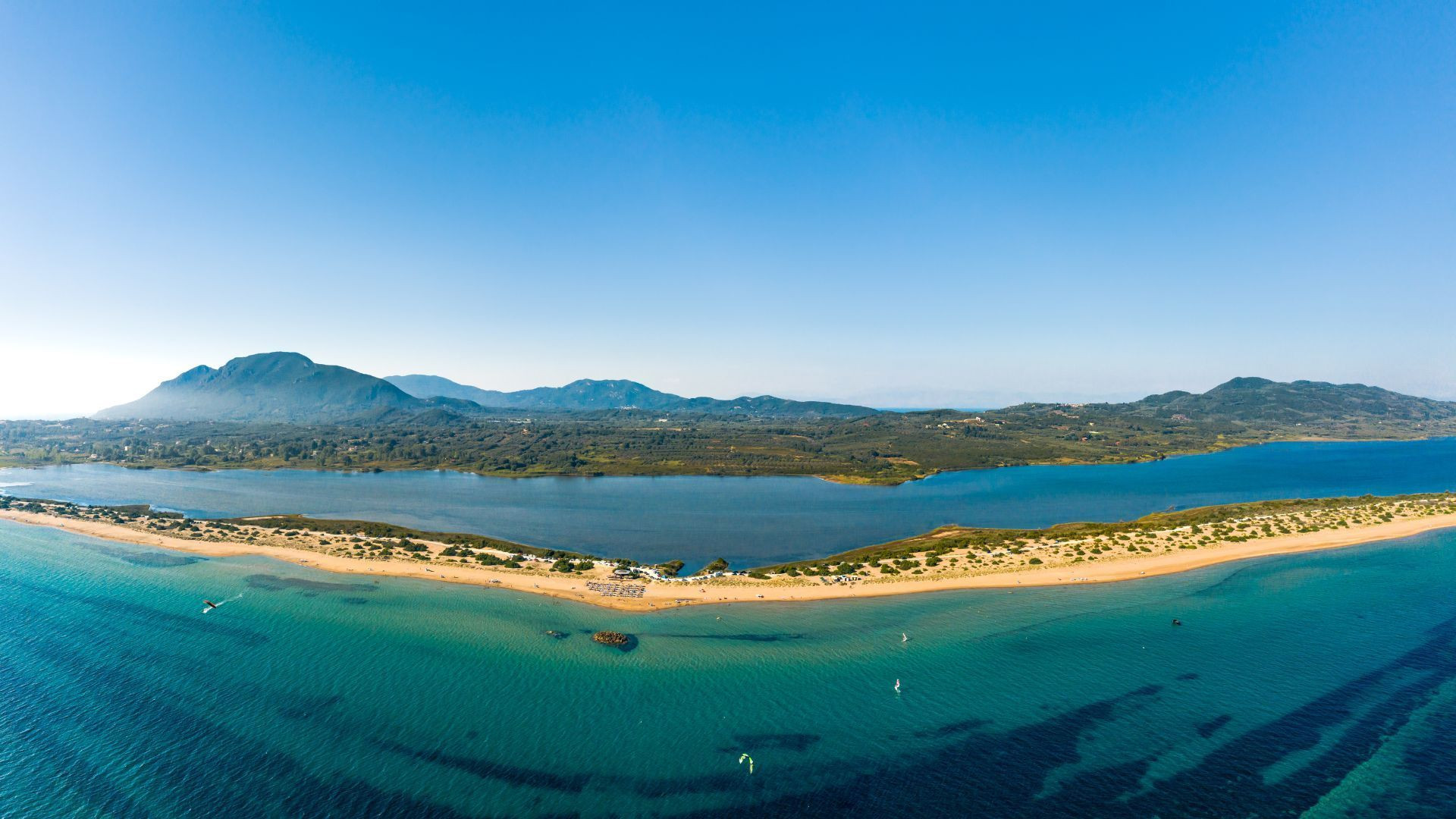 Vue aérienne de la plage d'Halikounas et son lagon - Corfou - Grèce