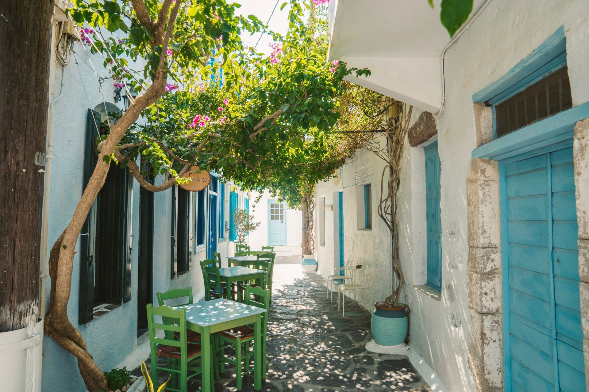 Ruelle ombragée d'un village aux volets bleus - Amorgos - Cyclades - Grèce