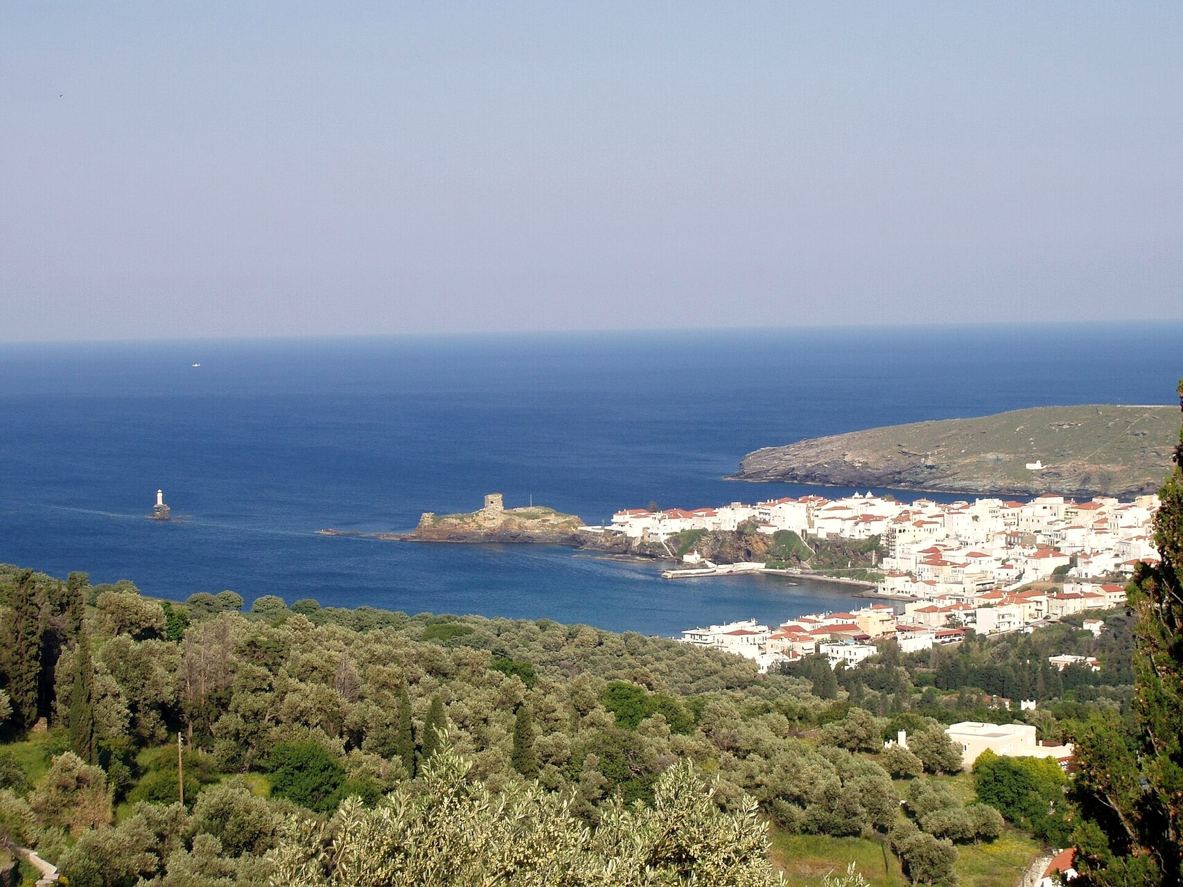 Grüne Hügel über der Bucht von Chora - Andros - Kykladen, Griechenland