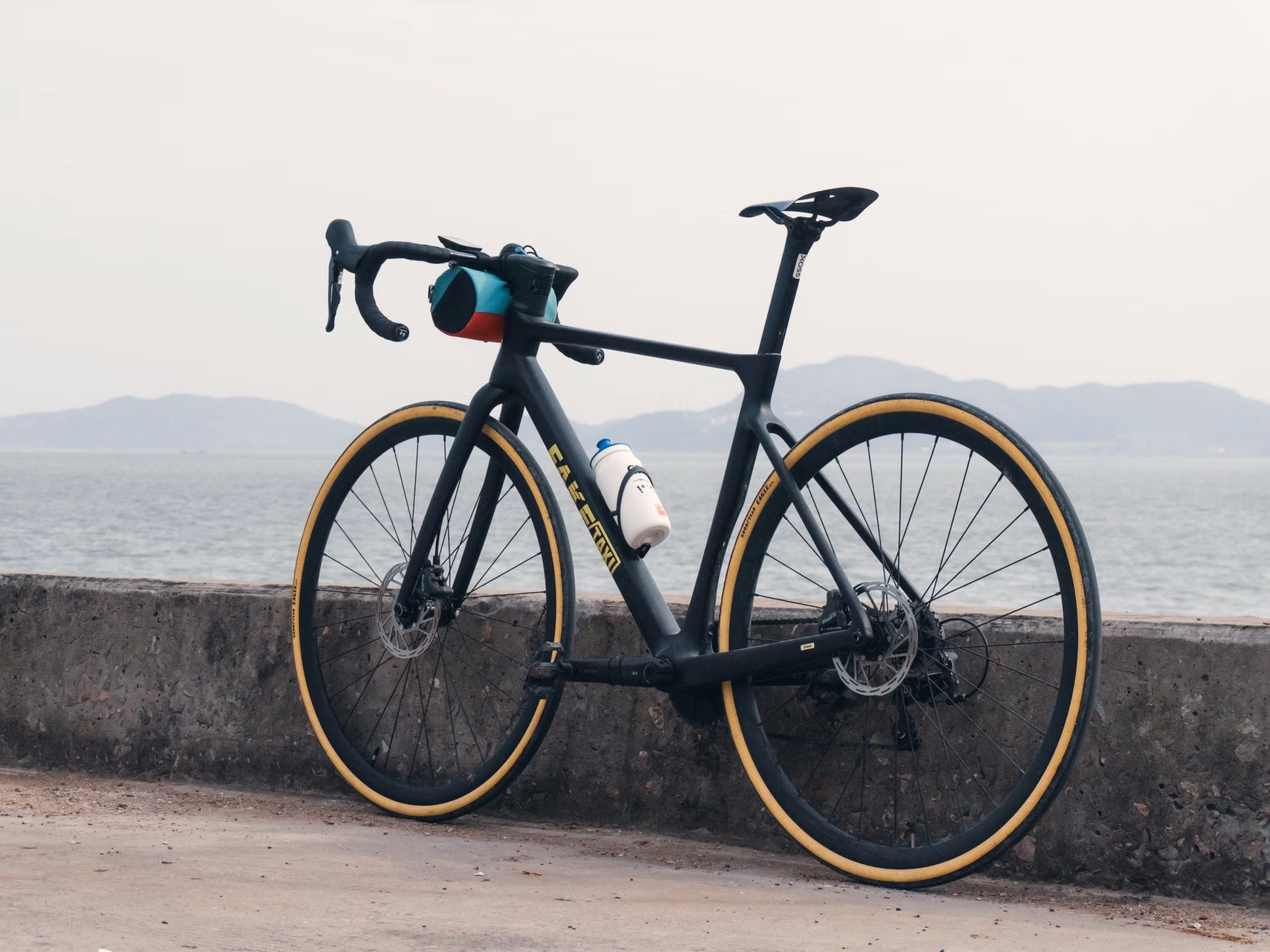 Abgestelltes Fahrrad mit Blick auf das Meer und die Hügel - Griechenland