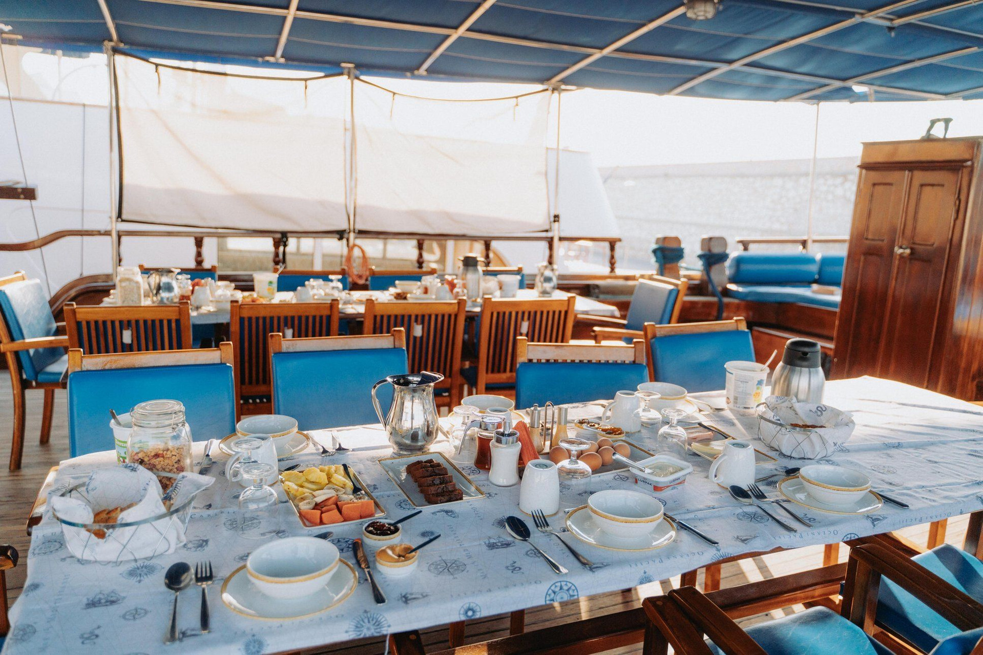 Petit-déjeuner sur le pont d'un gulet - Méditerranée © Kleomenis Koufaliotis