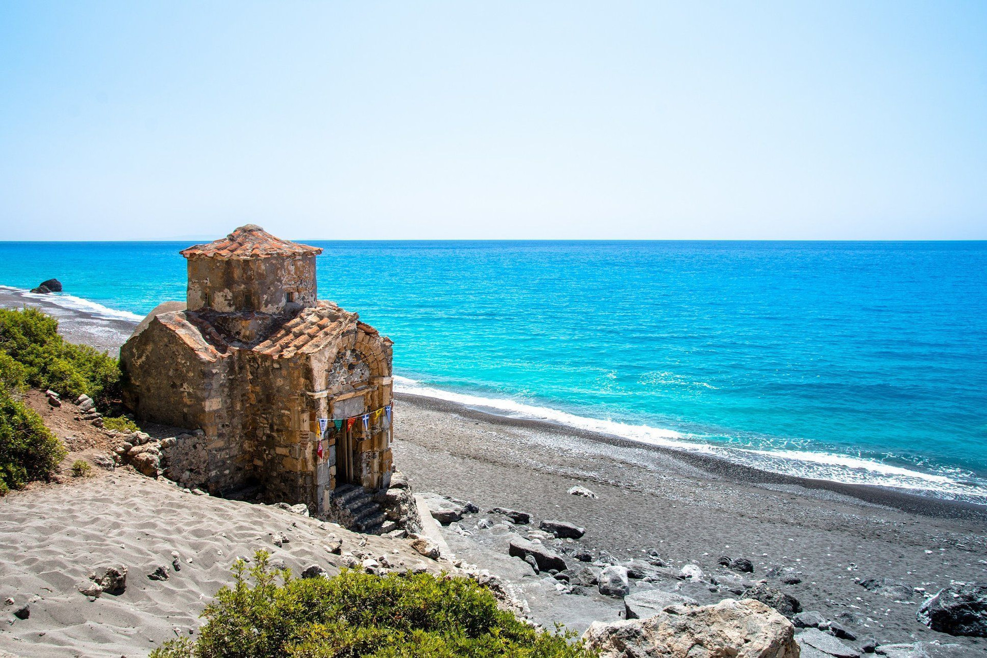 Byzantinische Kapelle an einem Strand mit Blick auf das türkisfarbene Meer - Kreta - Griechenland