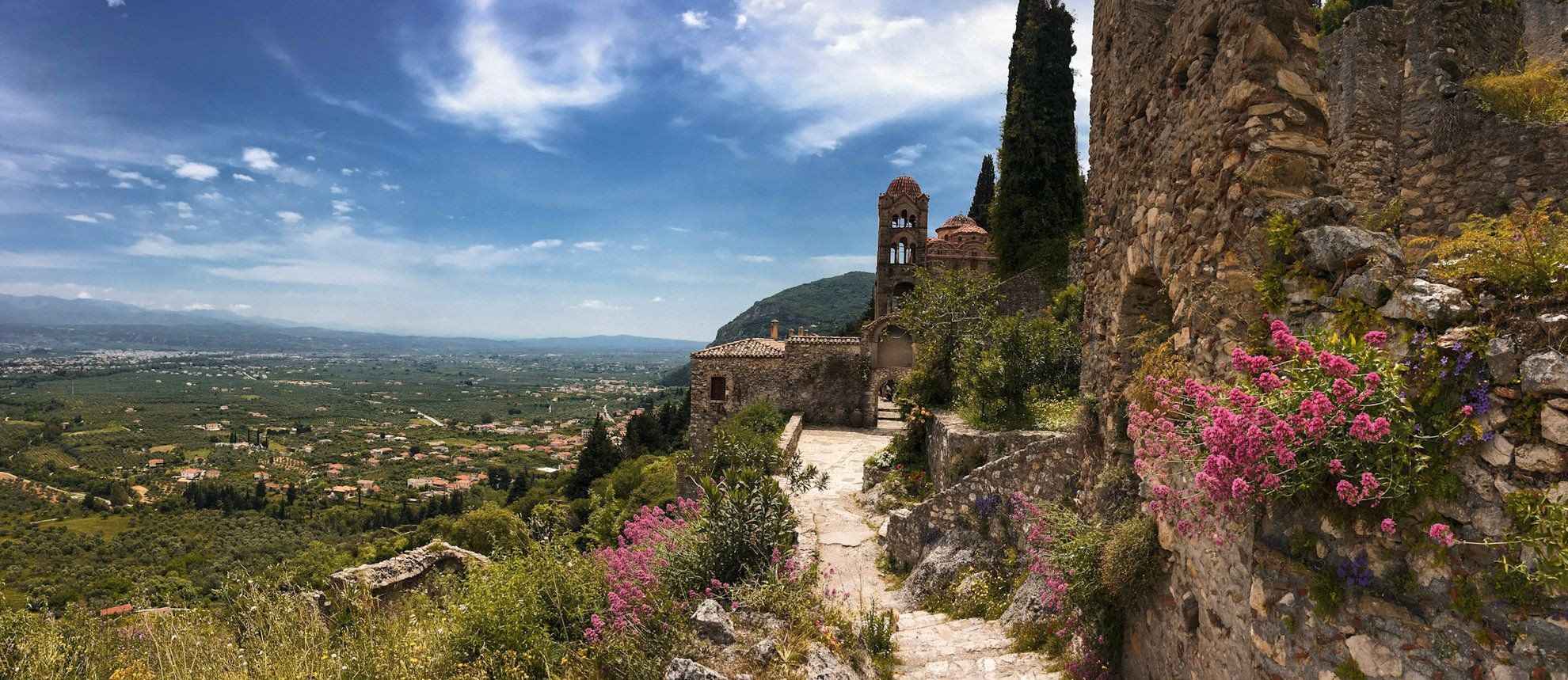 Église byzantine de Mystras dominant la plaine de Laconie - Péloponnèse - Grèce