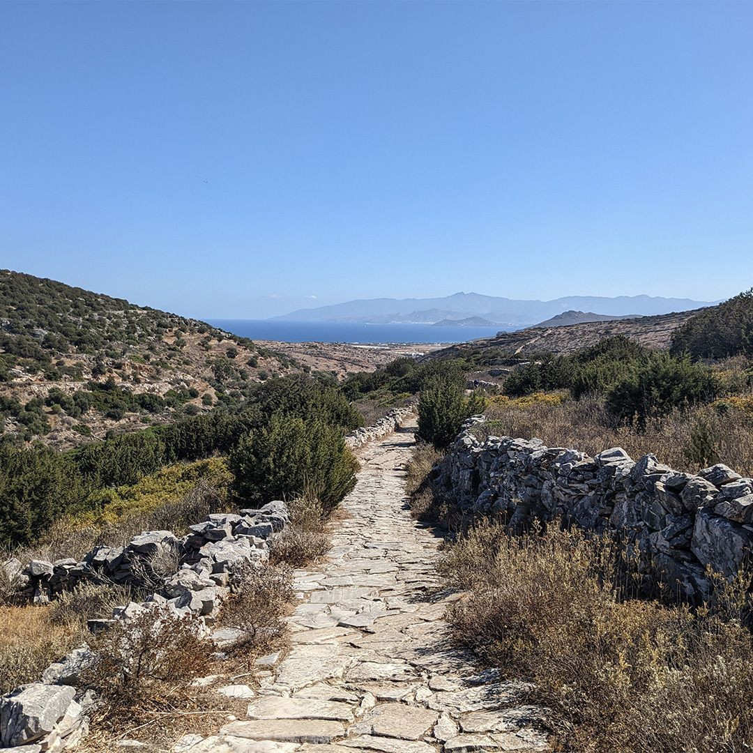 © Cécile Hénard Mit Marmor gepflasterter byzantinischer Weg von Lefkes nach Prodromos - Paros - Griechenland