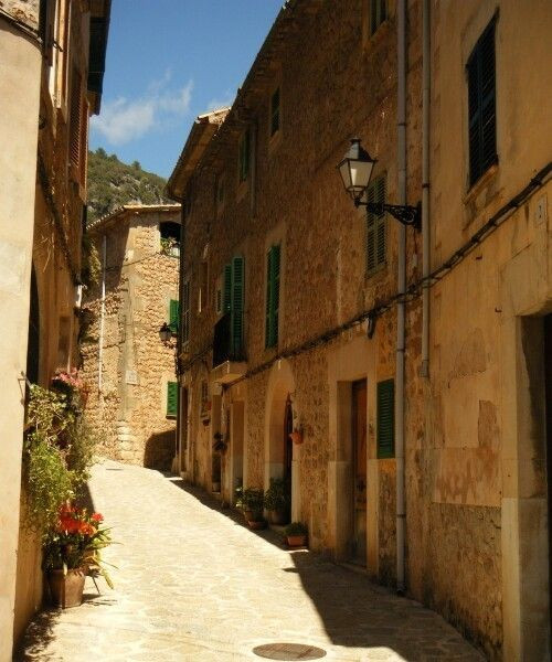 Ruelle pavée d'un village de montagne - Majorque - Espagne