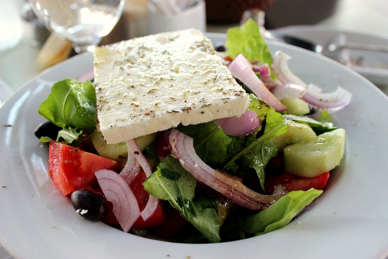 Griechische Küche, Salat und Käse - Kykladen - Griechenland