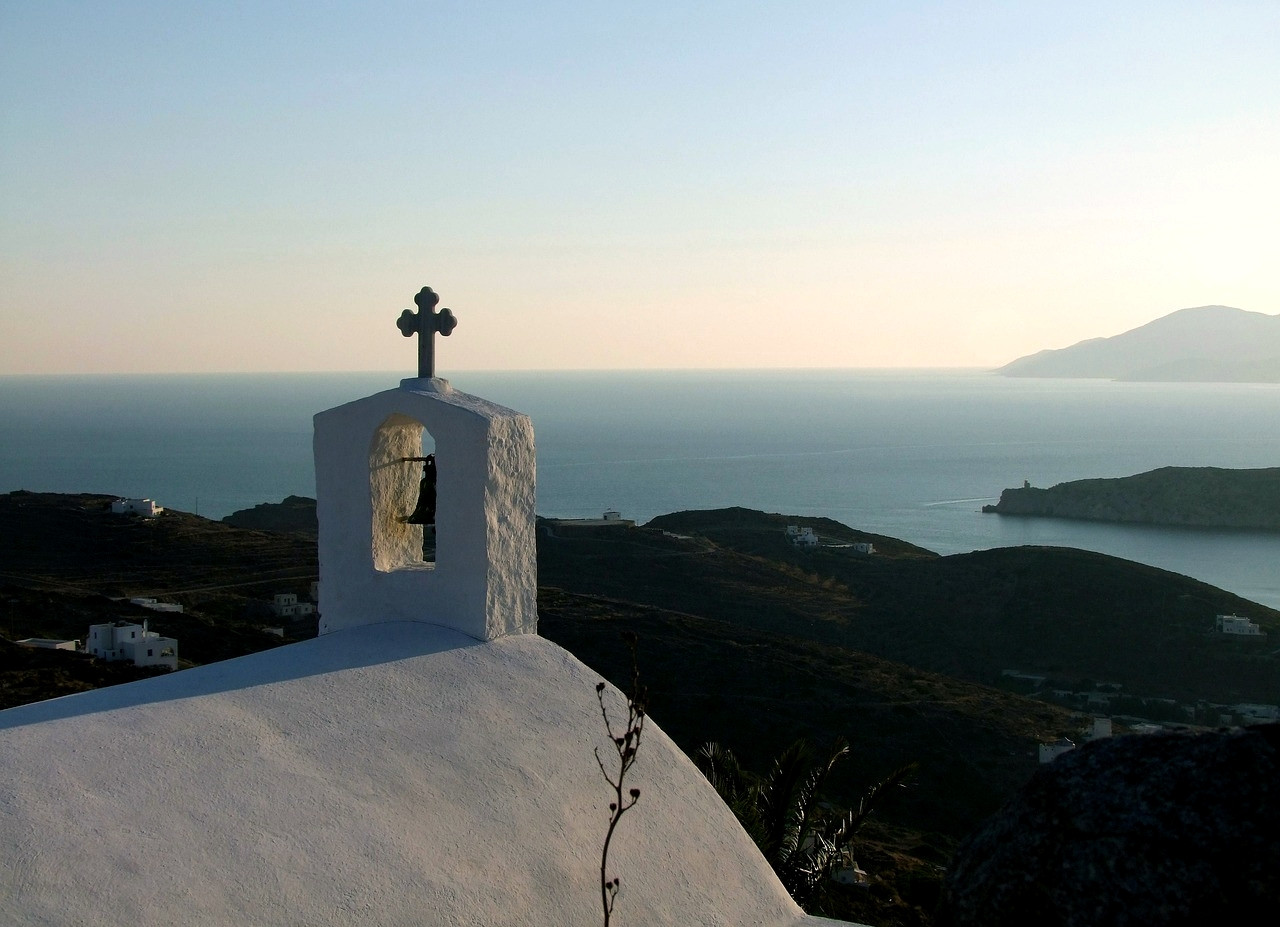Weiße Kapelle über der Ägäis - Kykladen, Griechenland