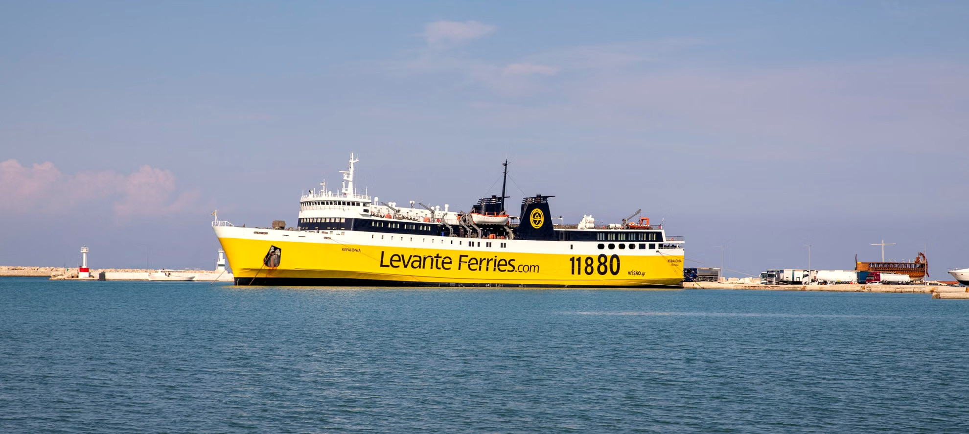 Fähre am Kai in einem griechischen Hafen vor dem Einsteigen - Griechenland