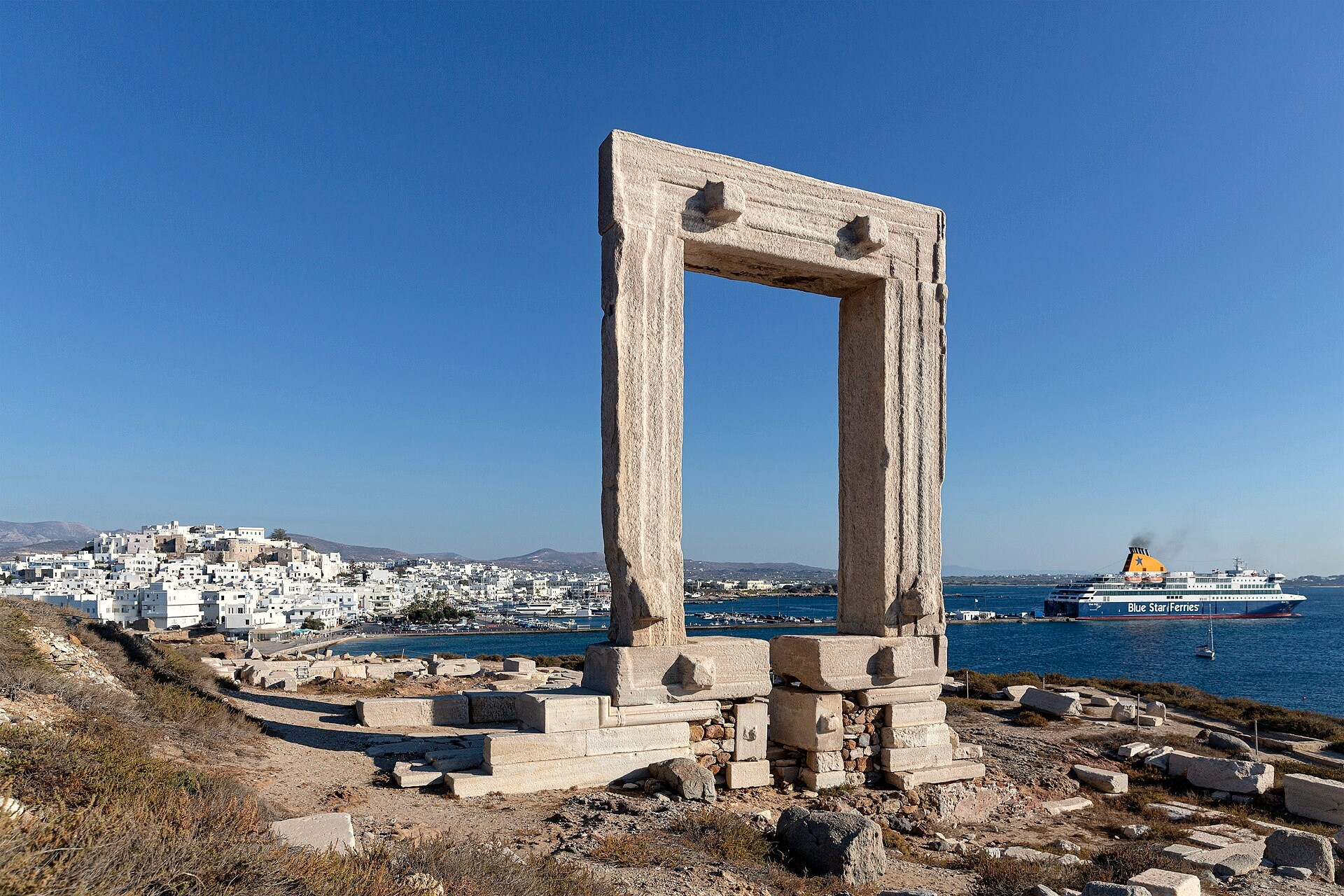 © Manfred Werner, Wikimedia Commons (CC BY-SA 4.0) Fähre vor der Portara von Naxos - Naxos, Kykladen - Griechenland © Manfred Werner / Wikimedia (CC BY-SA 4.0)