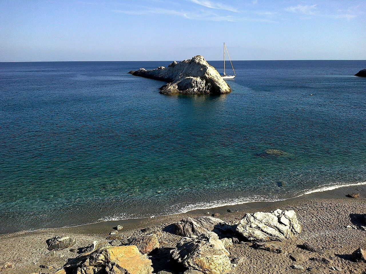 © René Boulay, Wikimedia Commons (CC BY-SA 3.0) Naturbelassene Bucht mit kristallklarem Wasser auf Folegandros – Kykladen – Griechenland