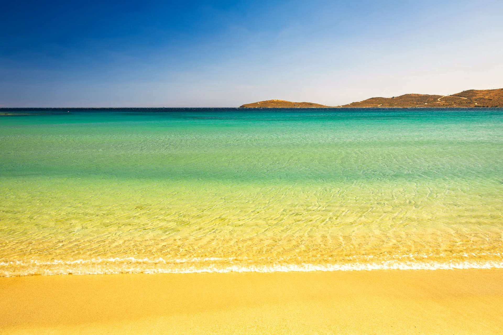 Strand mit türkisfarbenem Wasser unter der Sommersonne - Griechische Inseln - Griechenland