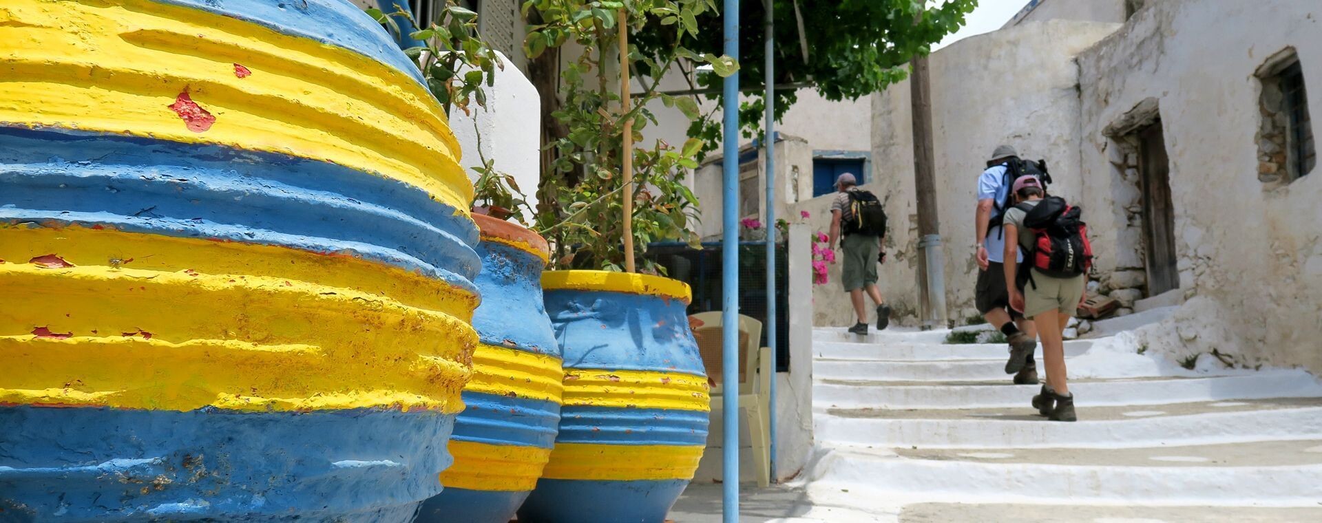 Randonneurs montant les ruelles blanches du village - Amorgos - Cyclades - Grèce