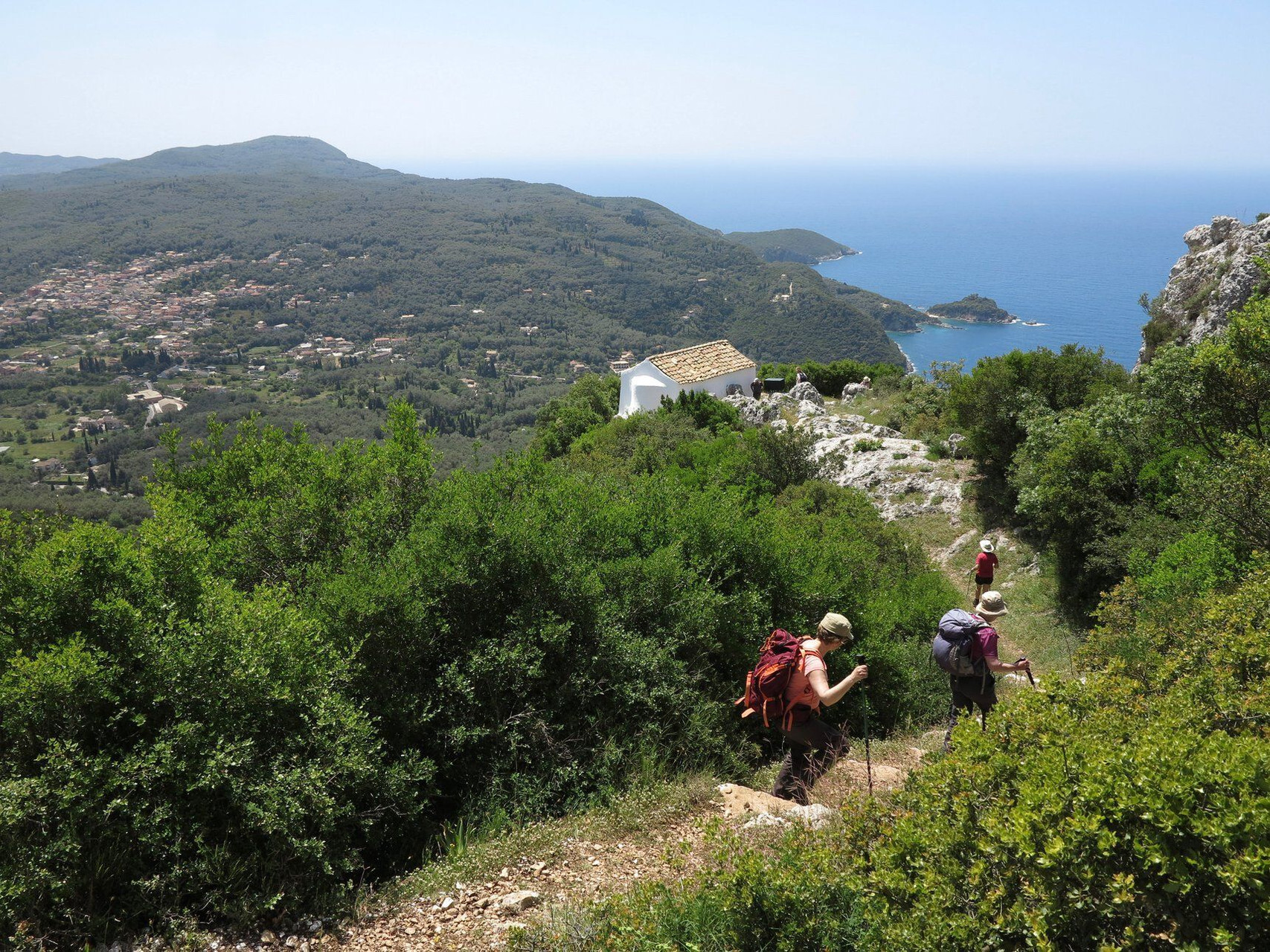 Randonneurs descendant vers la chapelle d'Agios Simeon - Corfou - Grèce © François Ribard