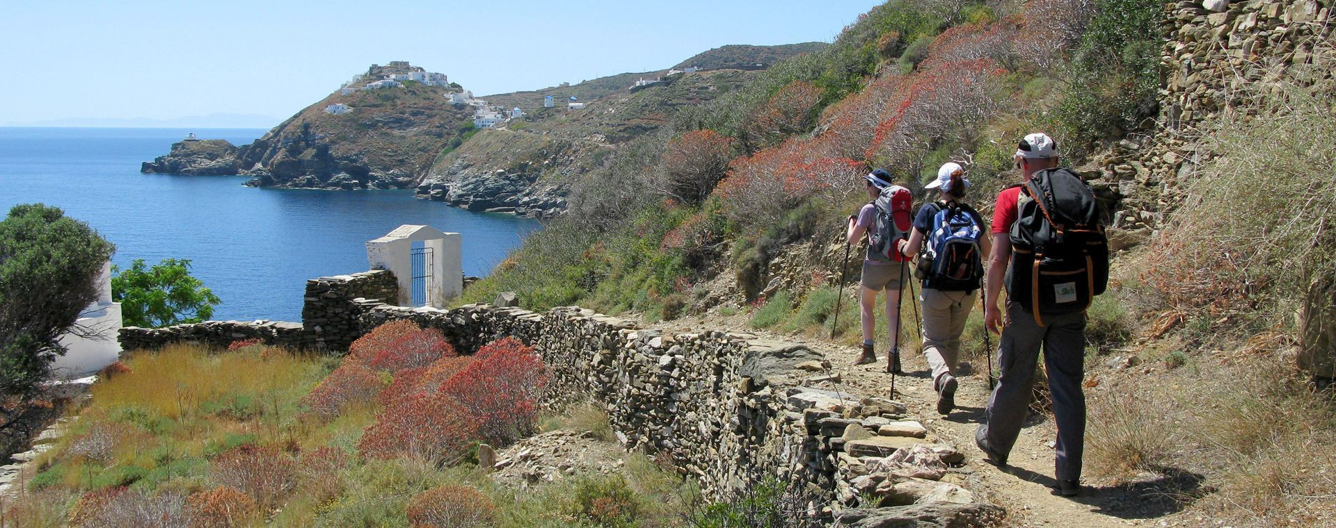 Randonneurs sur un sentier côtier du mont Dikaios - Île de Kos - Grèce