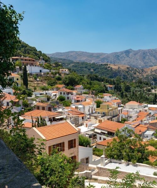 Village perché aux toits de tuiles - Argyroupolis - Crète, Grèce