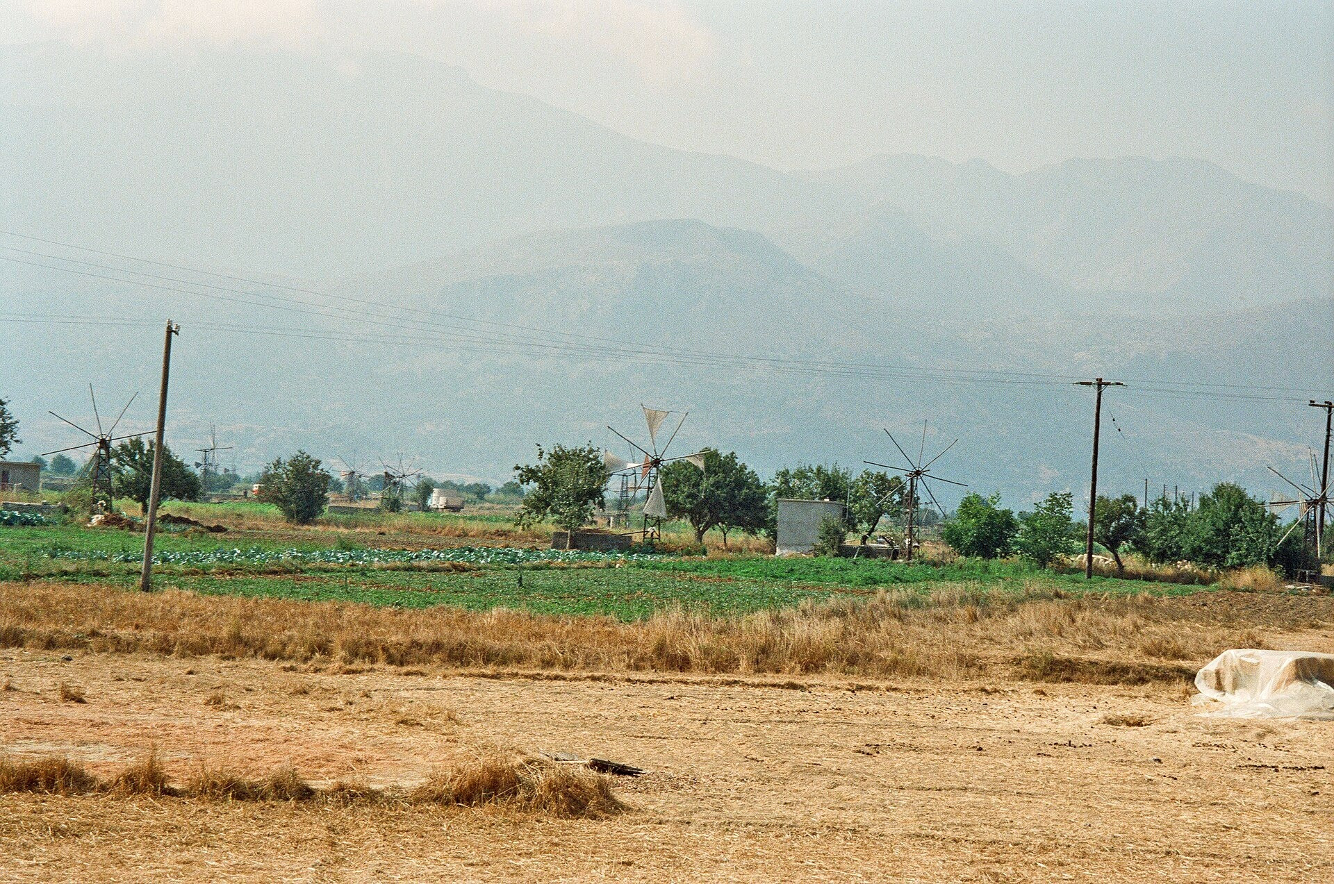© Herbert wie, Wikimedia Commons (CC BY-SA 4.0) Die Lassithi-Hochebene mit ihren Anbauflächen, umgeben von Bergen - Kreta - Griechenland © Herbert wie / Wikimedia (CC BY-SA 4.0)