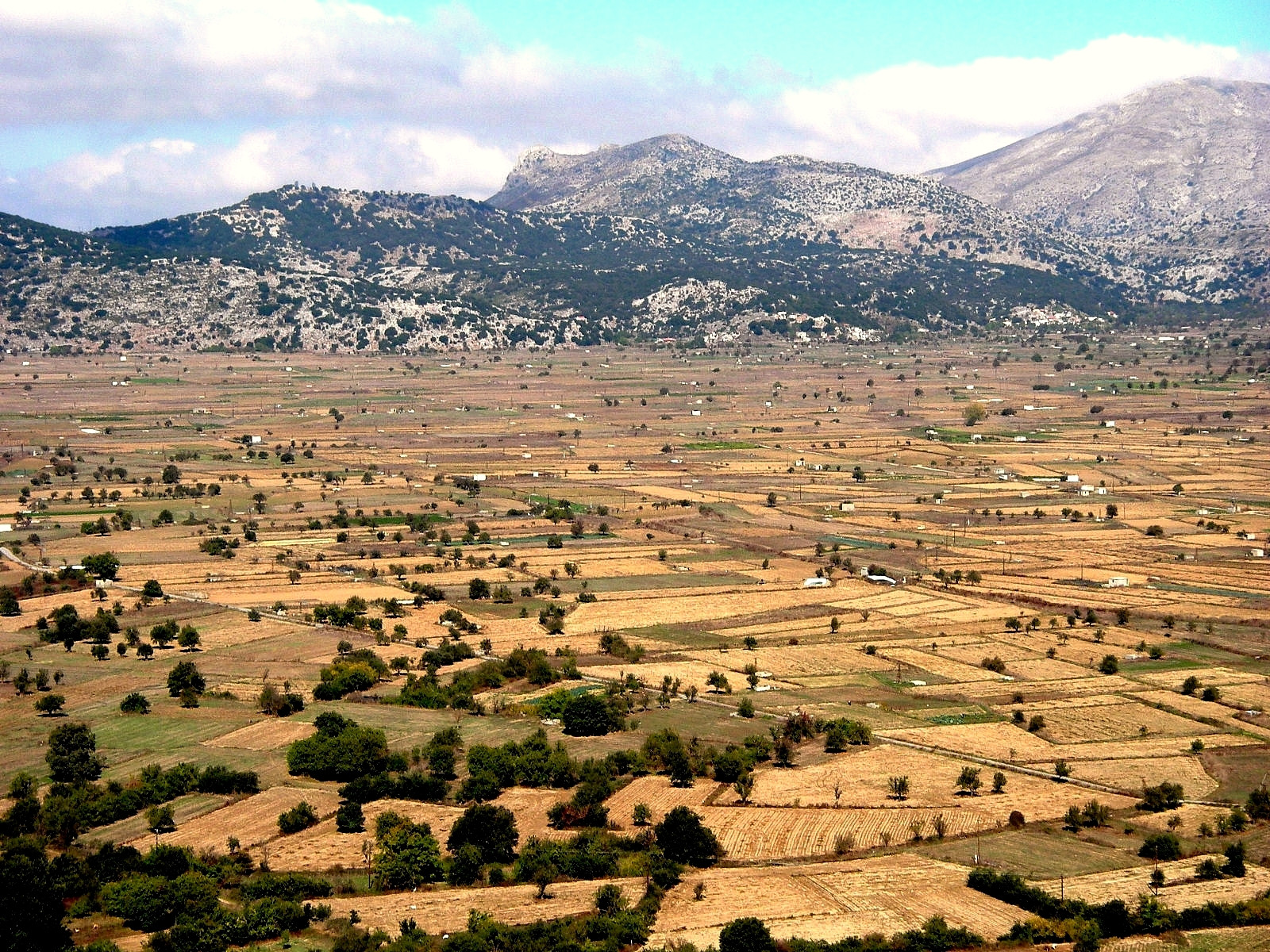 Die Lasithi-Hochebene mit ihren schachbrettartig angelegten Feldern - Kreta - Griechenland