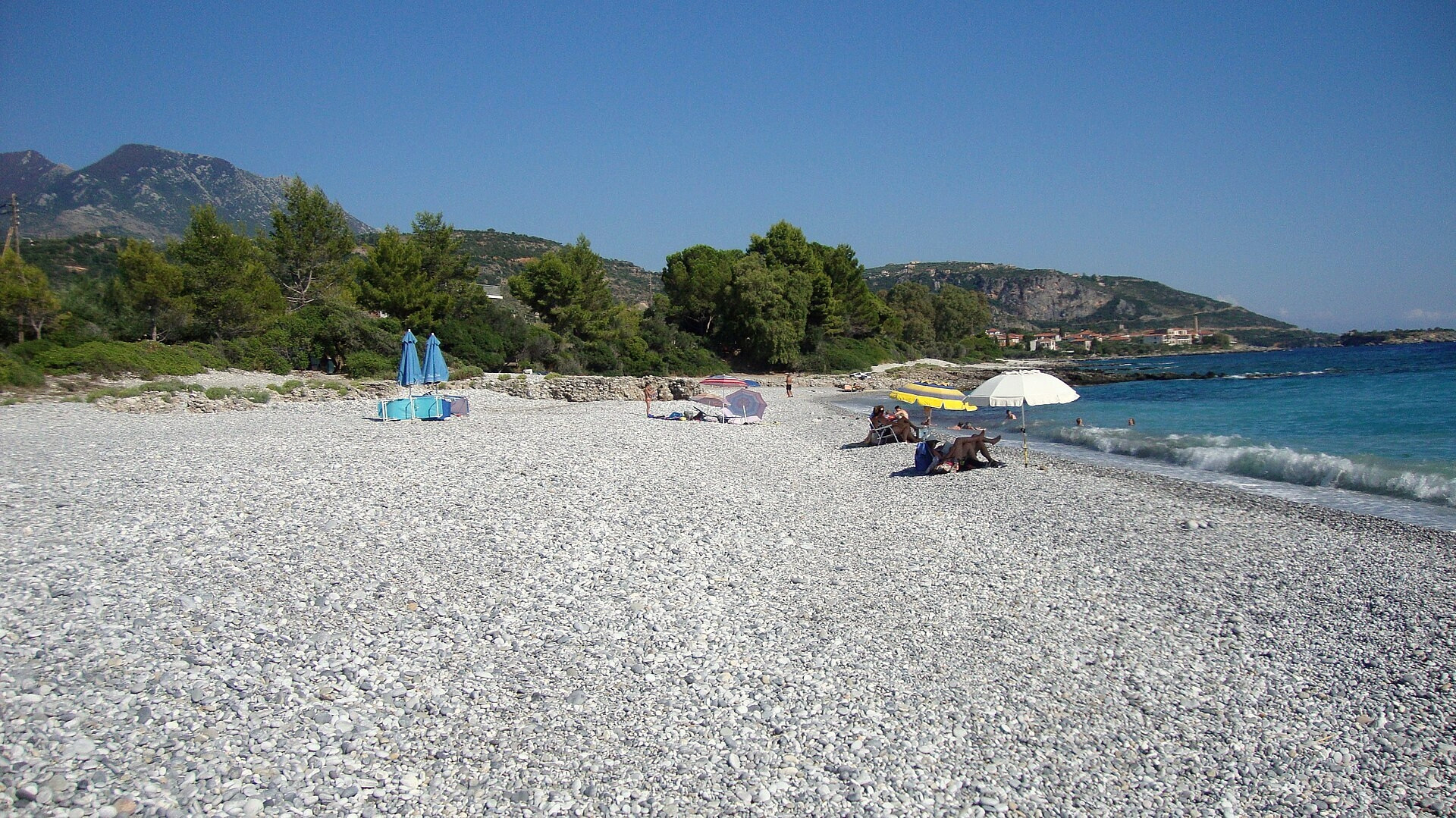 © Ppso, Wikimedia Commons (CC BY-SA 4.0) Kiesbucht bei Kardamyli – Mani, Peloponnes – Griechenland
