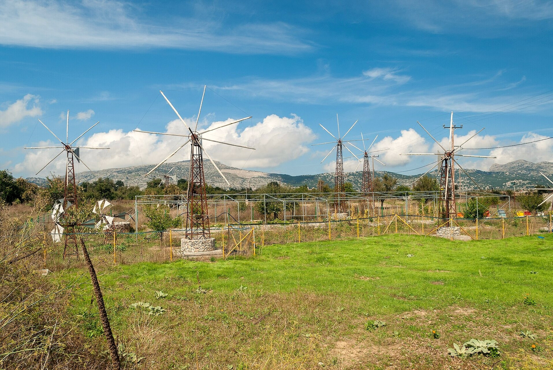 © Mihael Grmek, Wikimedia Commons (CC BY-SA 4.0) Windmühlen auf der Lasithi-Hochebene - Kreta - Griechenland © Mihael Grmek / Wikimedia (CC BY-SA 4.0)