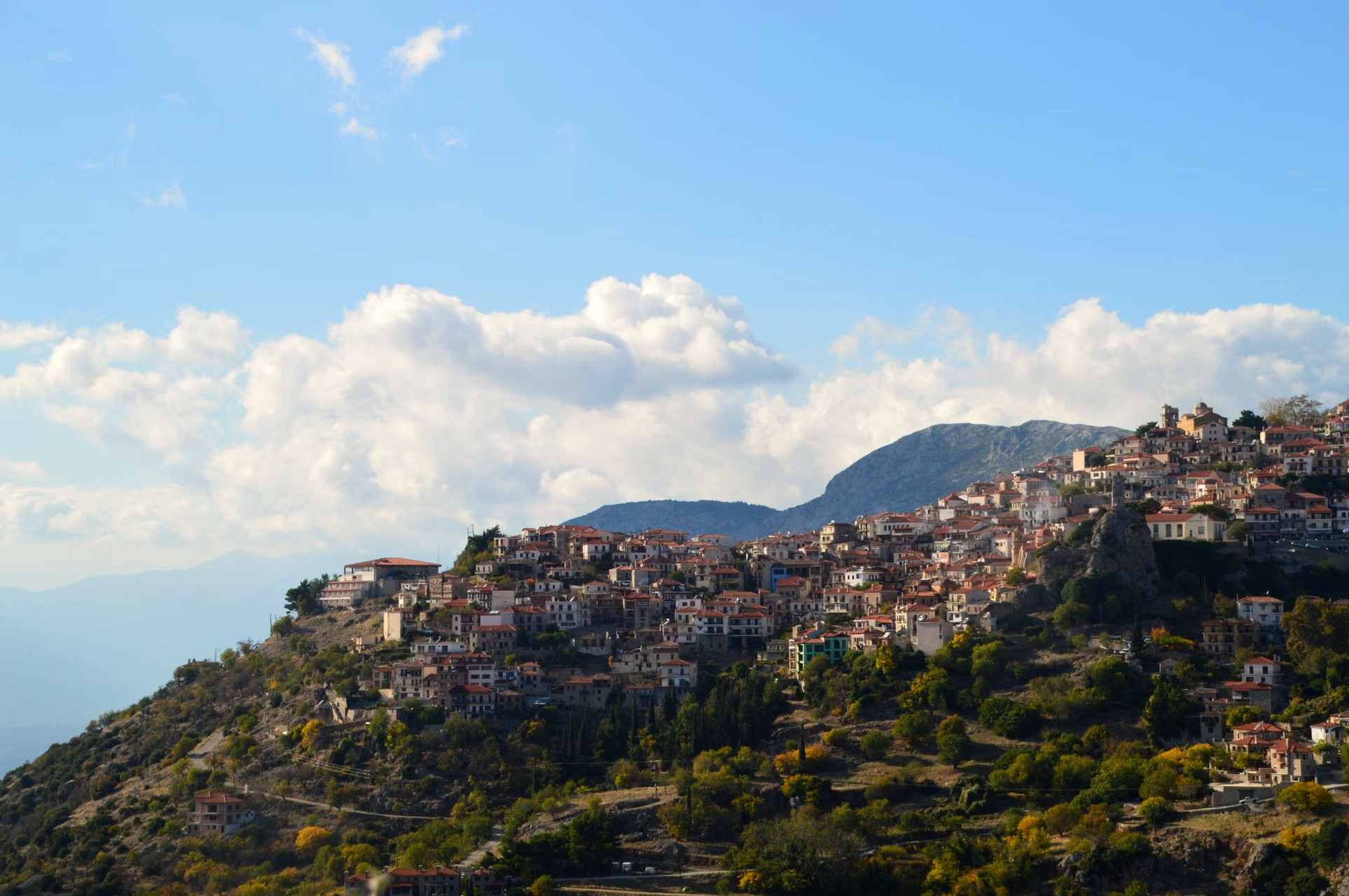 Bergdorf an seinem Hang - Griechisches Festland