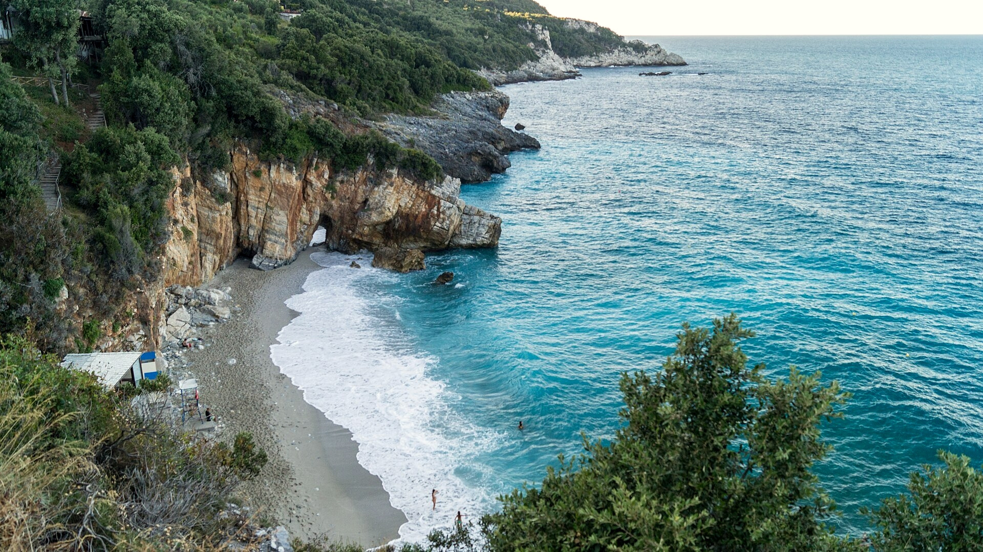 © Giannismits, Wikimedia Commons (CC BY-SA 4.0) Strand Mylopotamos und seine türkisfarbene Bucht - Pilion, Thessalien - Griechenland