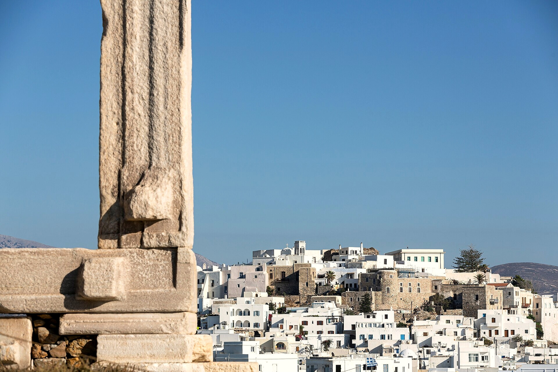© Manfred Werner (Tsui), Wikimedia Commons (CC BY-SA 4.0) Die Portara und die weiße Altstadt von Naxos - Kykladen, Griechenland © Manfred Werner (Tsui) / Wikimedia (CC BY-SA 4.0)