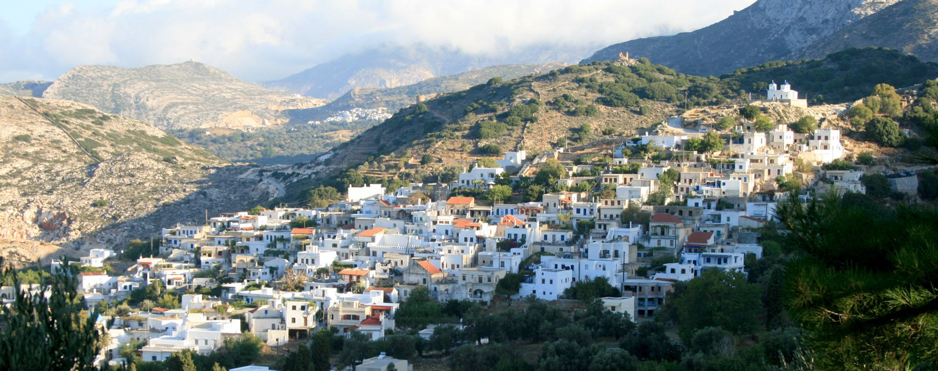Das Dorf Filóti am Berghang - Naxos - Kykladen, Griechenland