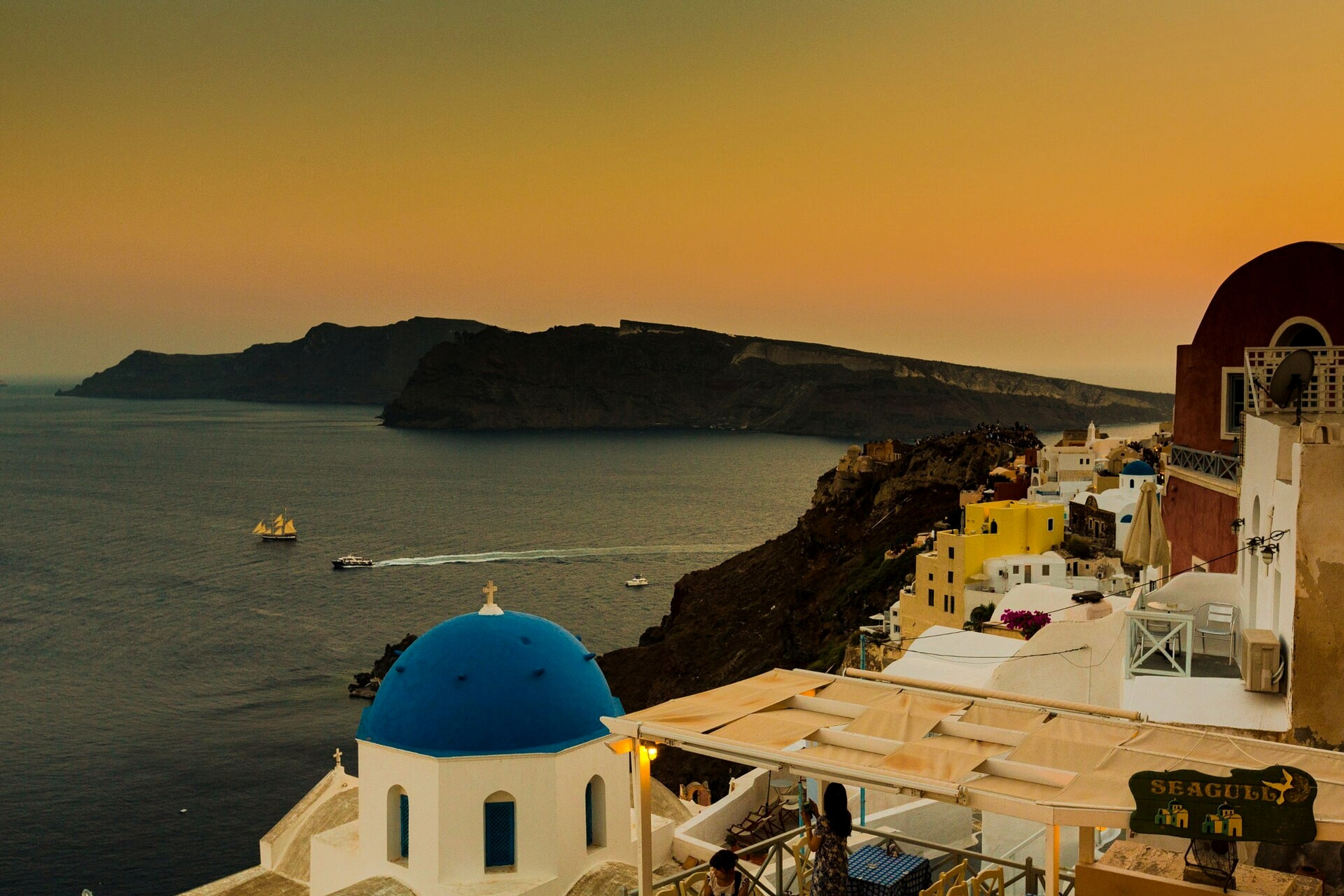 © Andreas Pantziarides, Wikimedia Commons (CC BY 3.0) Dorf Oia am Rand der Caldera - Santorin, Kykladen - Griechenland © Andreas Pantziarides / Wikimedia (CC BY 3.0)