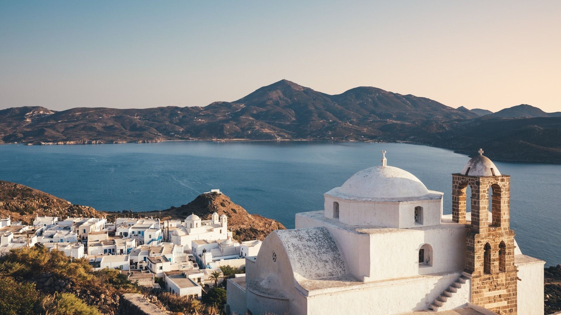 Église orthodoxe dominant la baie - Plaka, Milos - Grèce