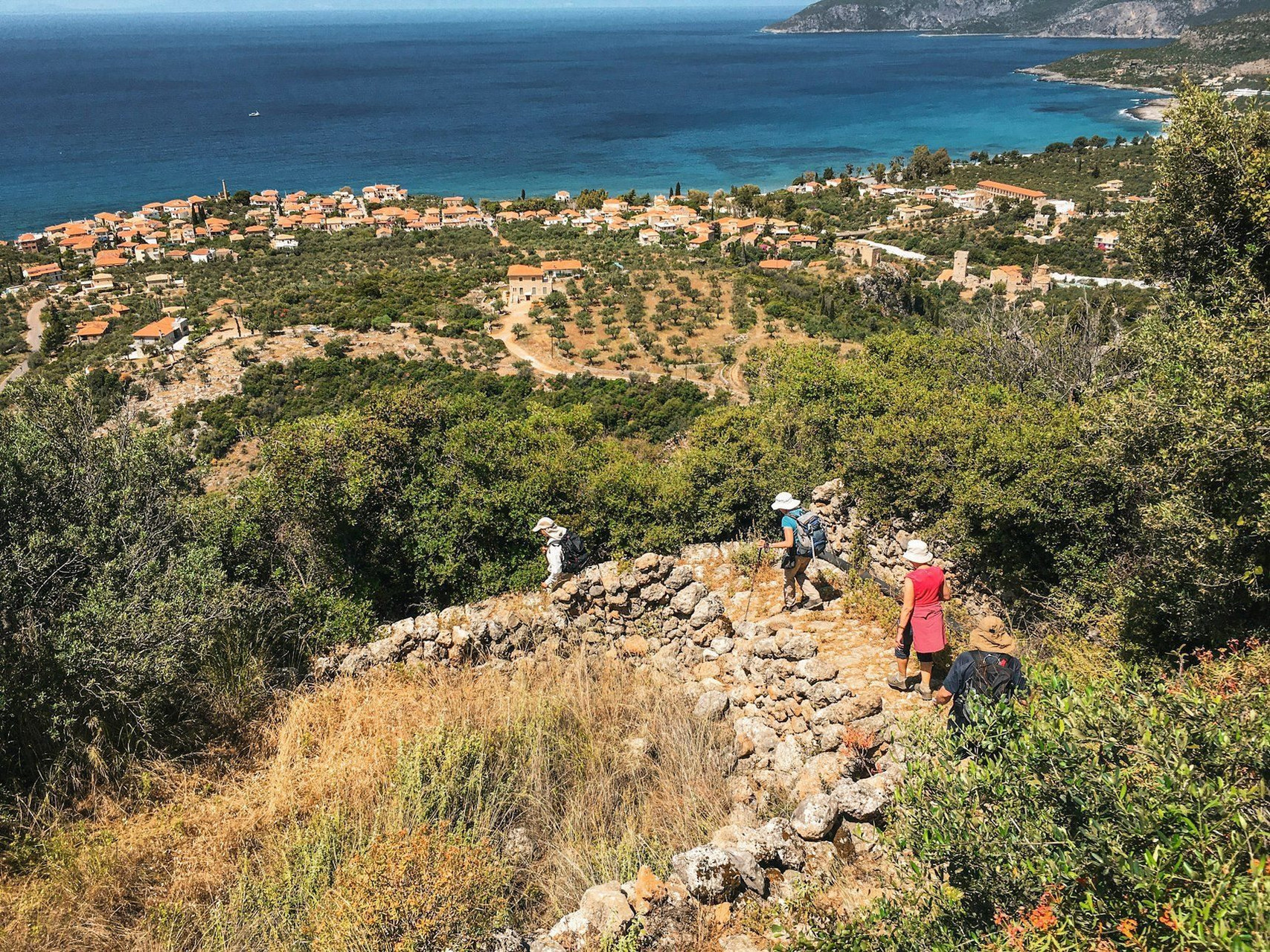 Randonneurs sur un sentier côtier - Péloponnèse - Grèce