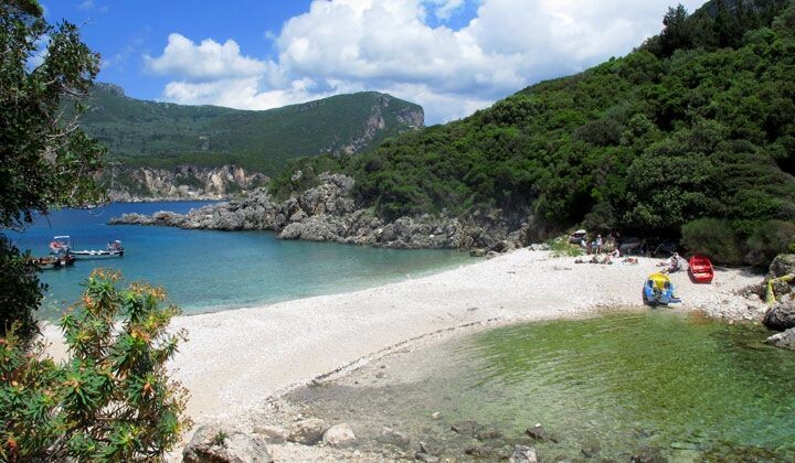 Crique de galets de Limni avec barques - près de Liapades - Corfou, Grèce