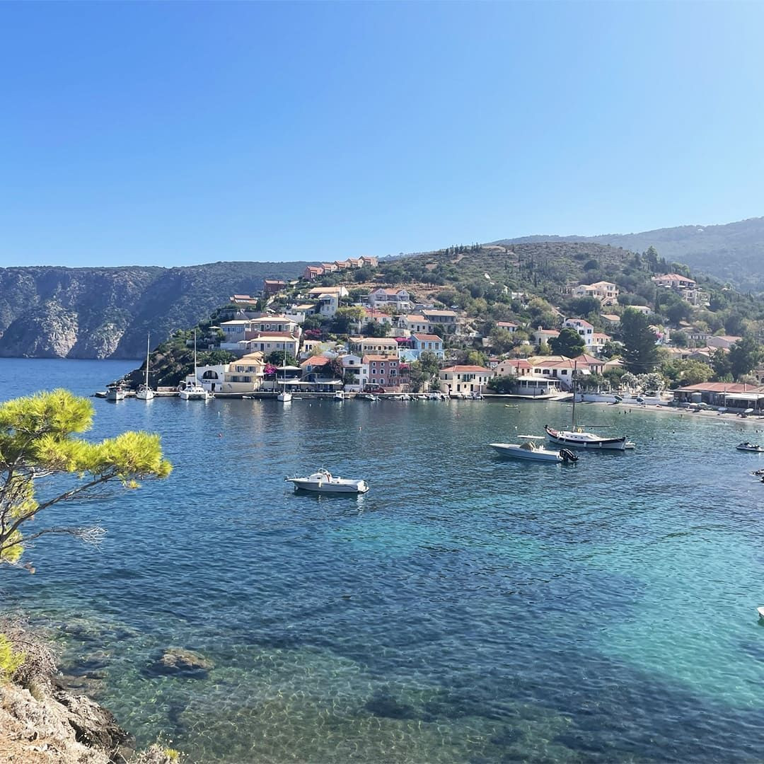 Der Hafen von Assos und seine türkisfarbene Bucht - Kefalonia - Griechenland
