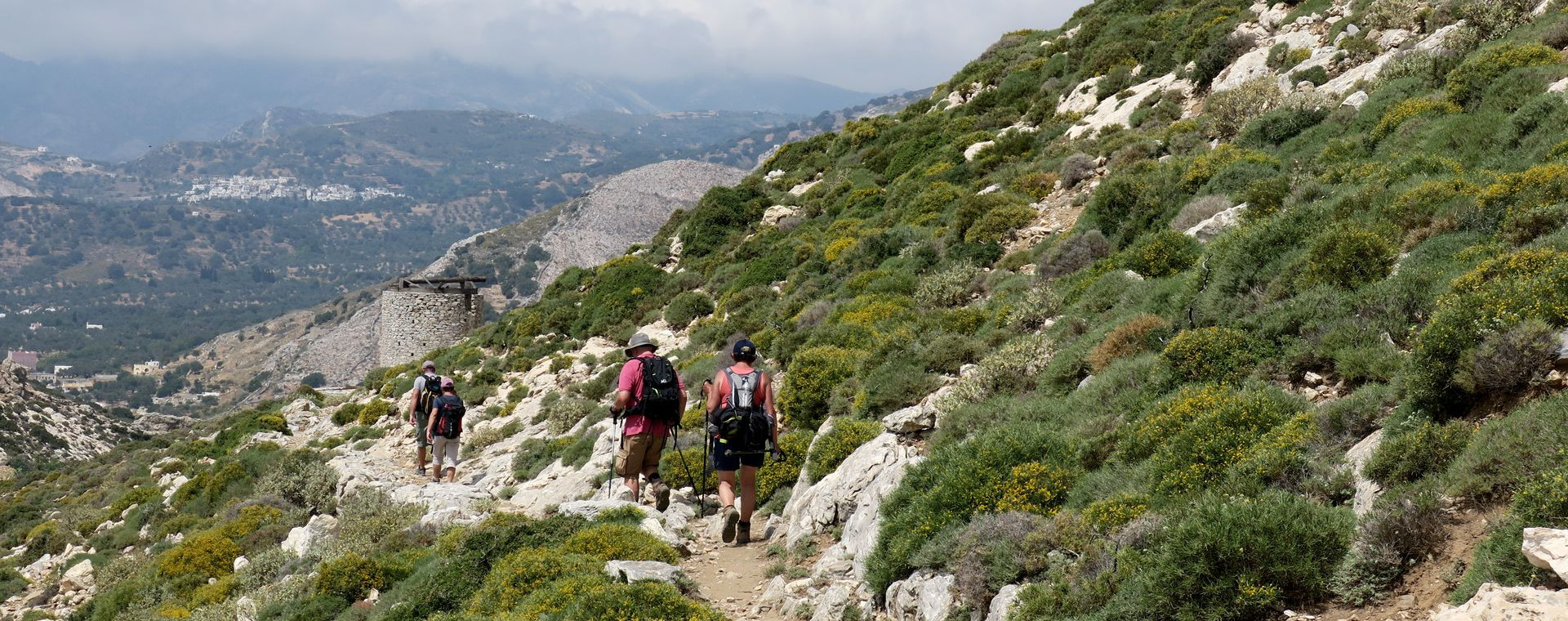 Wanderer auf einem Höhenweg - Naxos, Kykladen - Griechenland