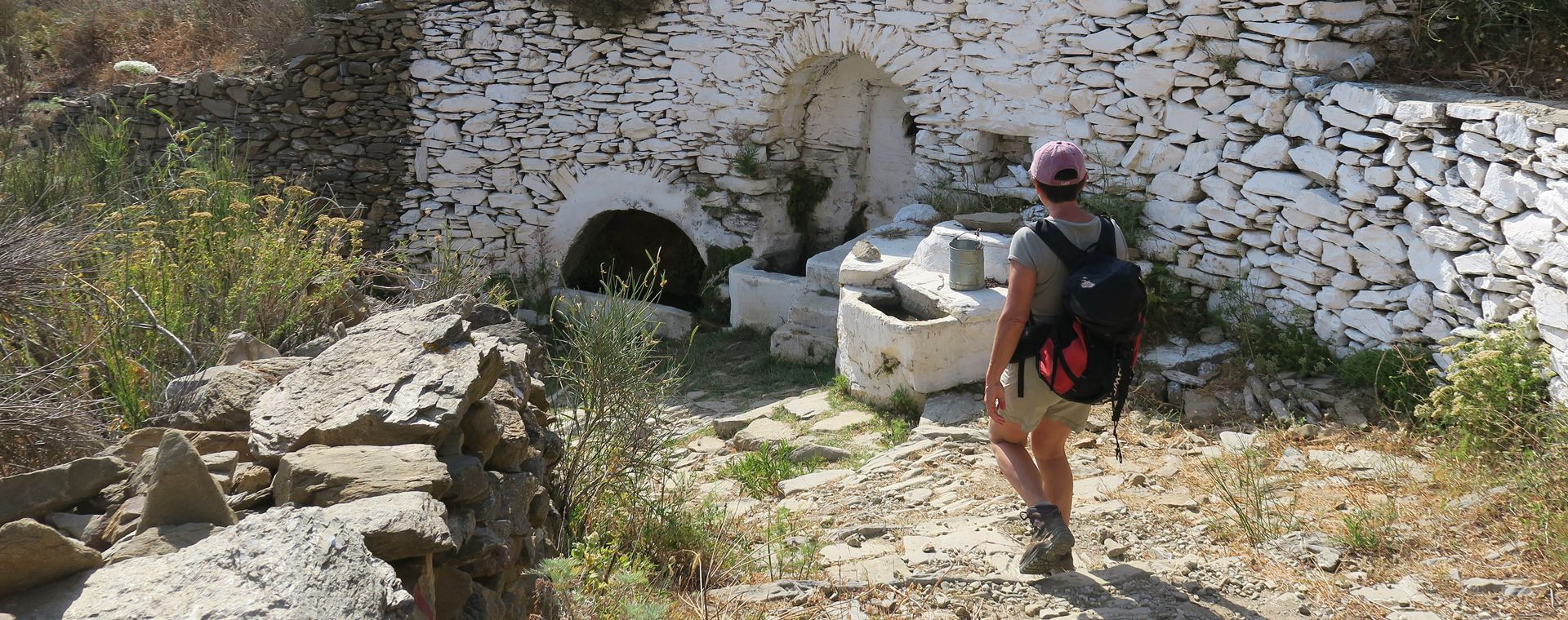 Wanderer an einem Steinbrunnen - Amorgos - Griechenland