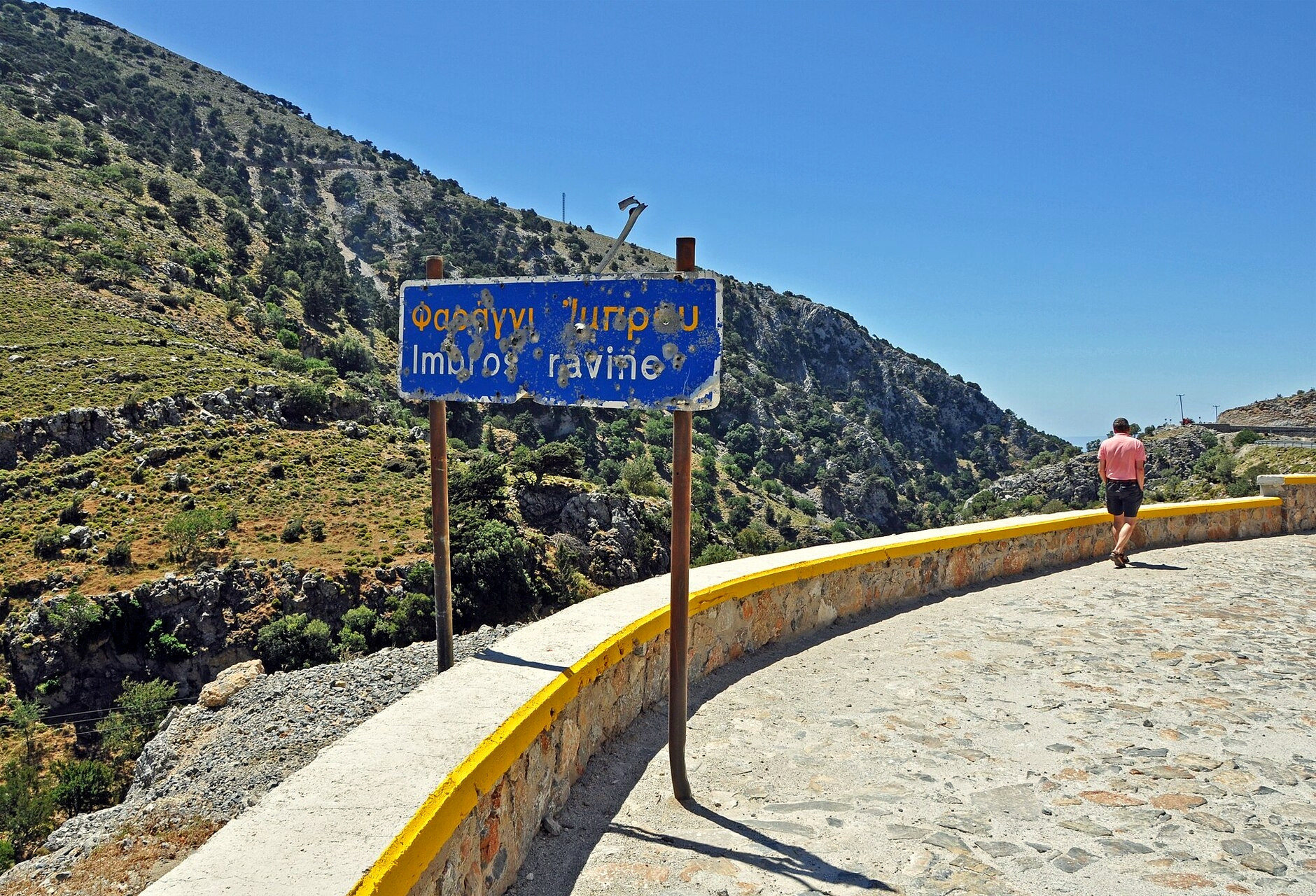 © Marc Ryckaert, Wikimedia Commons (CC BY 3.0) Wanderer am Eingang der Imbros-Schlucht - Kreta - Griechenland © Marc Ryckaert / Wikimedia (CC BY 3.0)