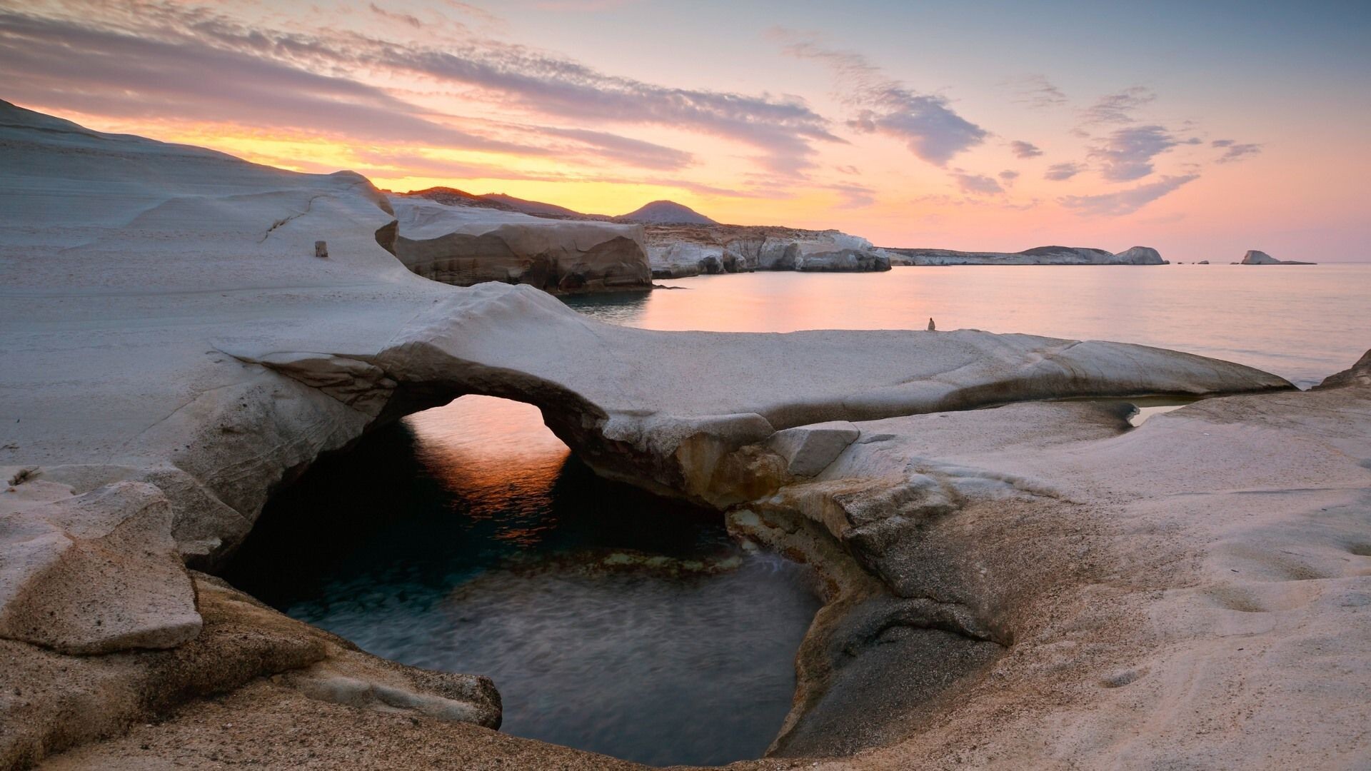 Roches volcaniques blanches de Sarakiniko au coucher du soleil - Milos - Cyclades - Grèce
