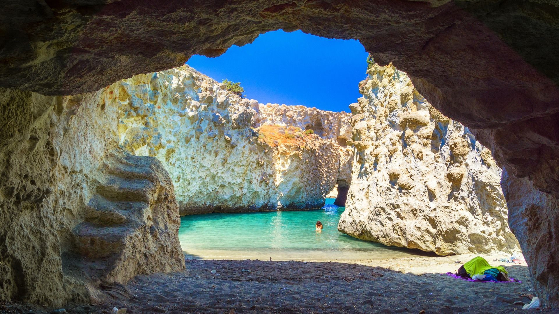 Grotte marine et crique turquoise - Papafragas - Milos - Cyclades - Grèce
