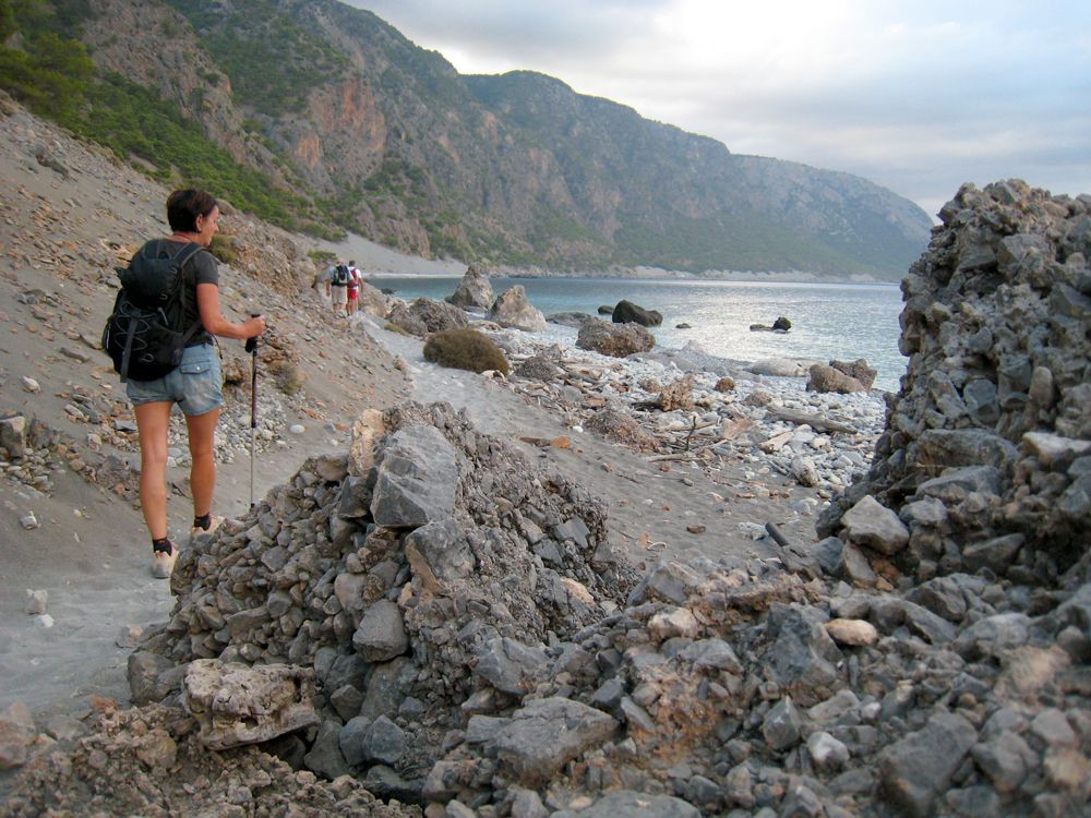 Wanderer auf einem Küstenweg - Kreta - Griechenland