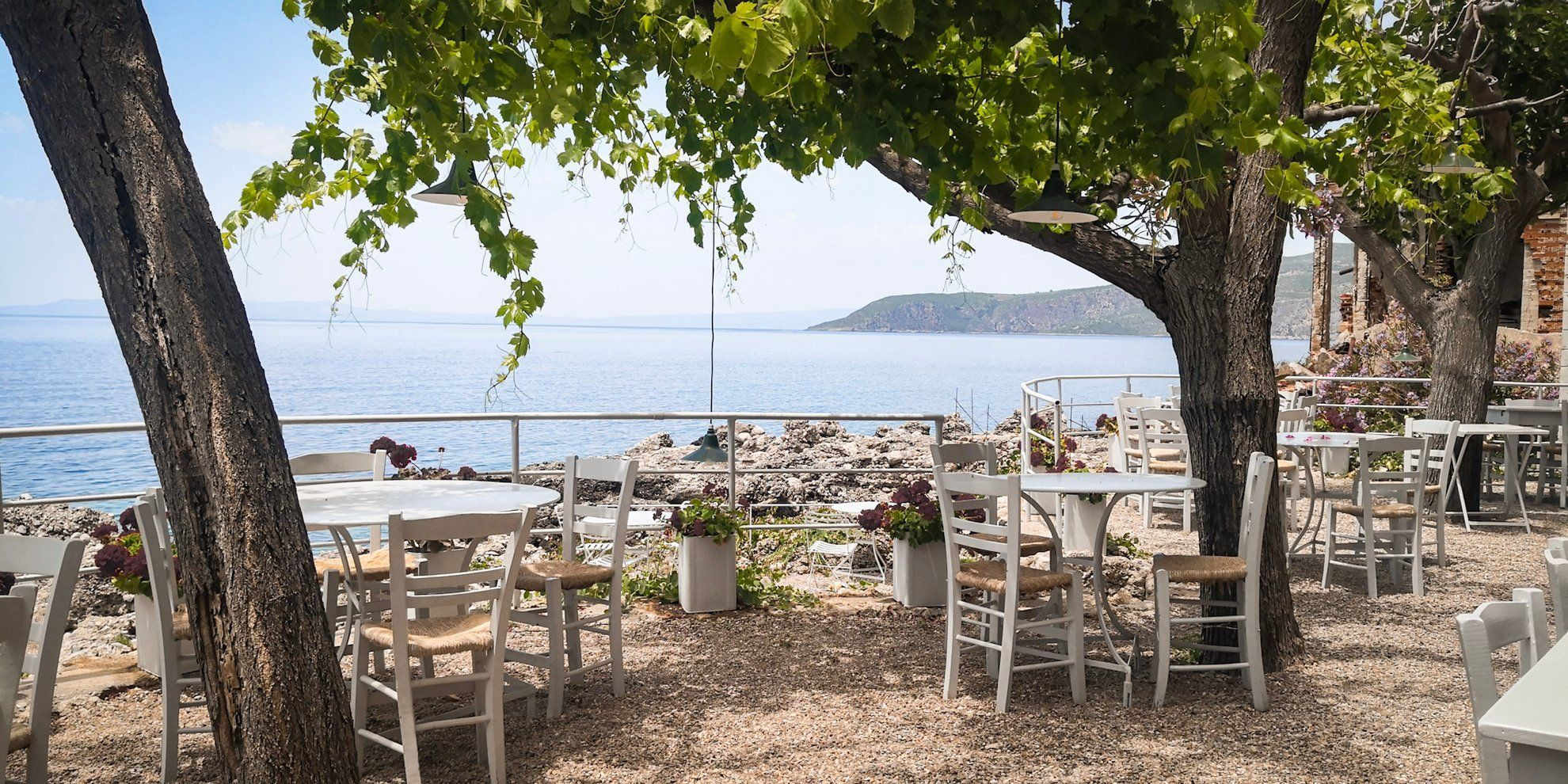 Terrasse de restaurant ombragée au bord de mer - Kalamata - Péloponnèse, Grèce © Nicolas Saenger