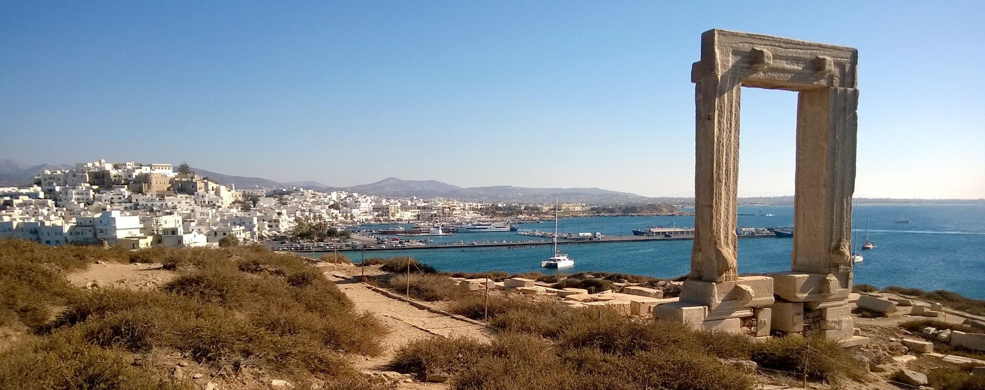 Portara et port de Naxos - Cyclades - Grèce