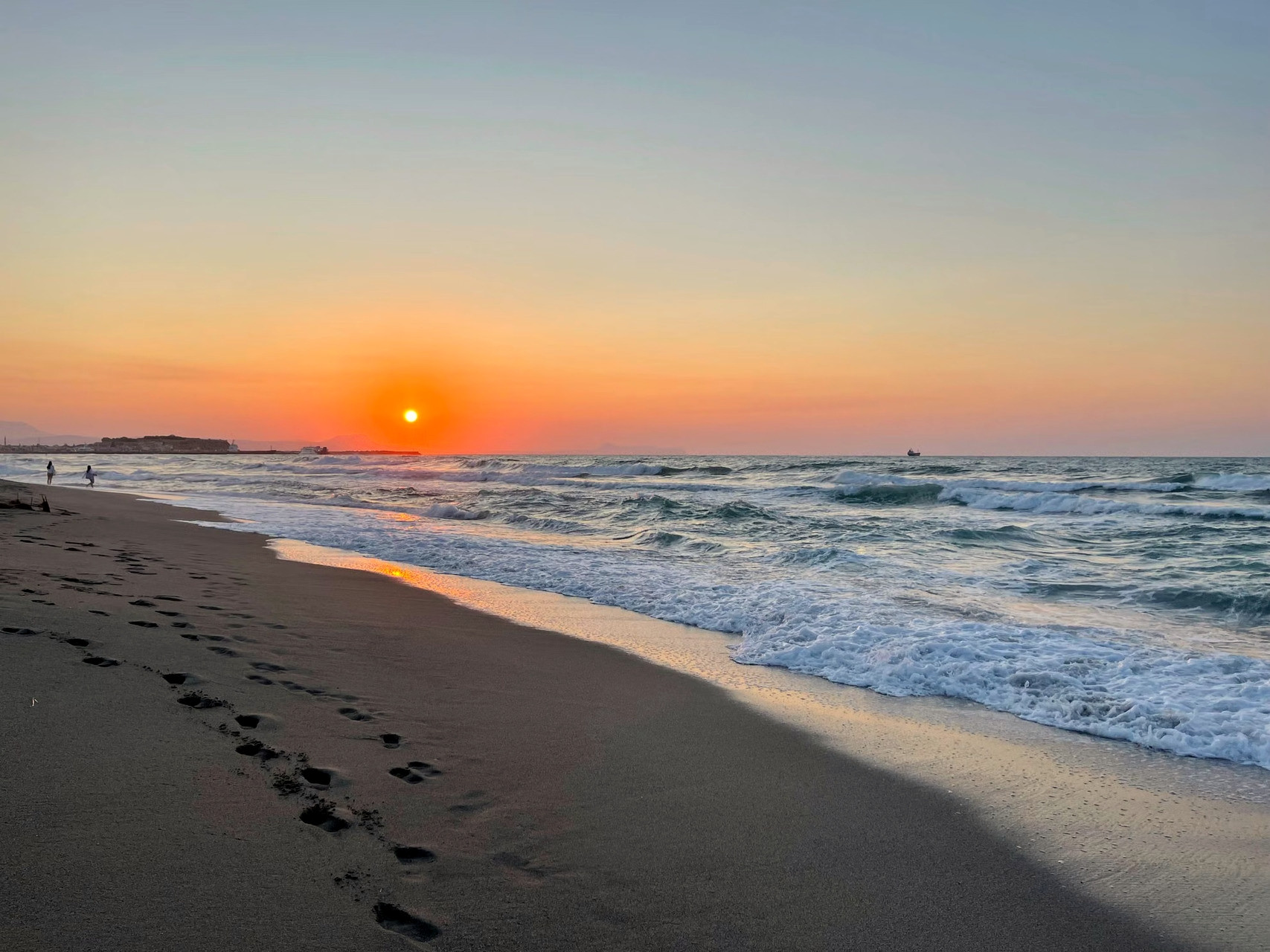 Sonnenuntergang an einem menschenleeren Strand - Rethymno, Kreta - Griechenland