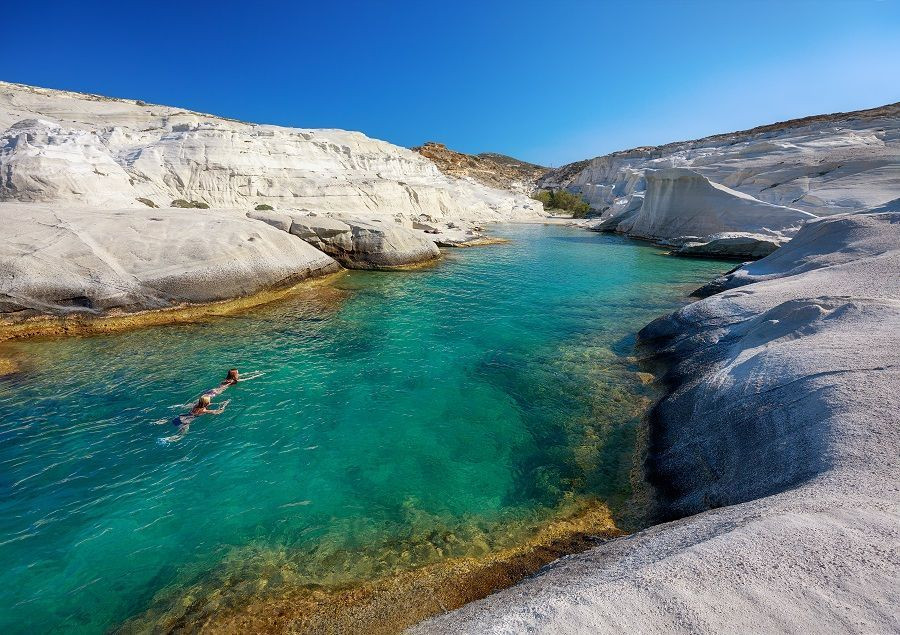 Baignade à Sarakiniko parmi les roches blanches - Milos - Cyclades - Grèce