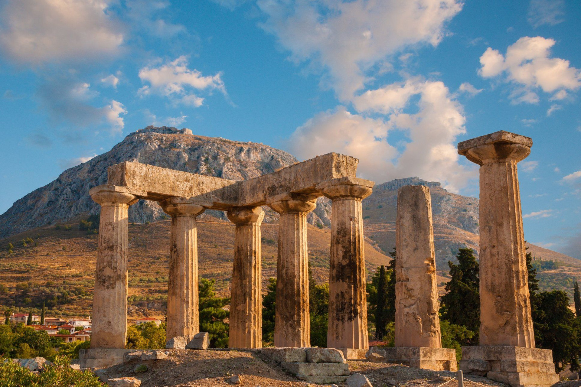 temple_dapollon_et_la_foreteresse_corinthe_c_adobe_stock.jpeg