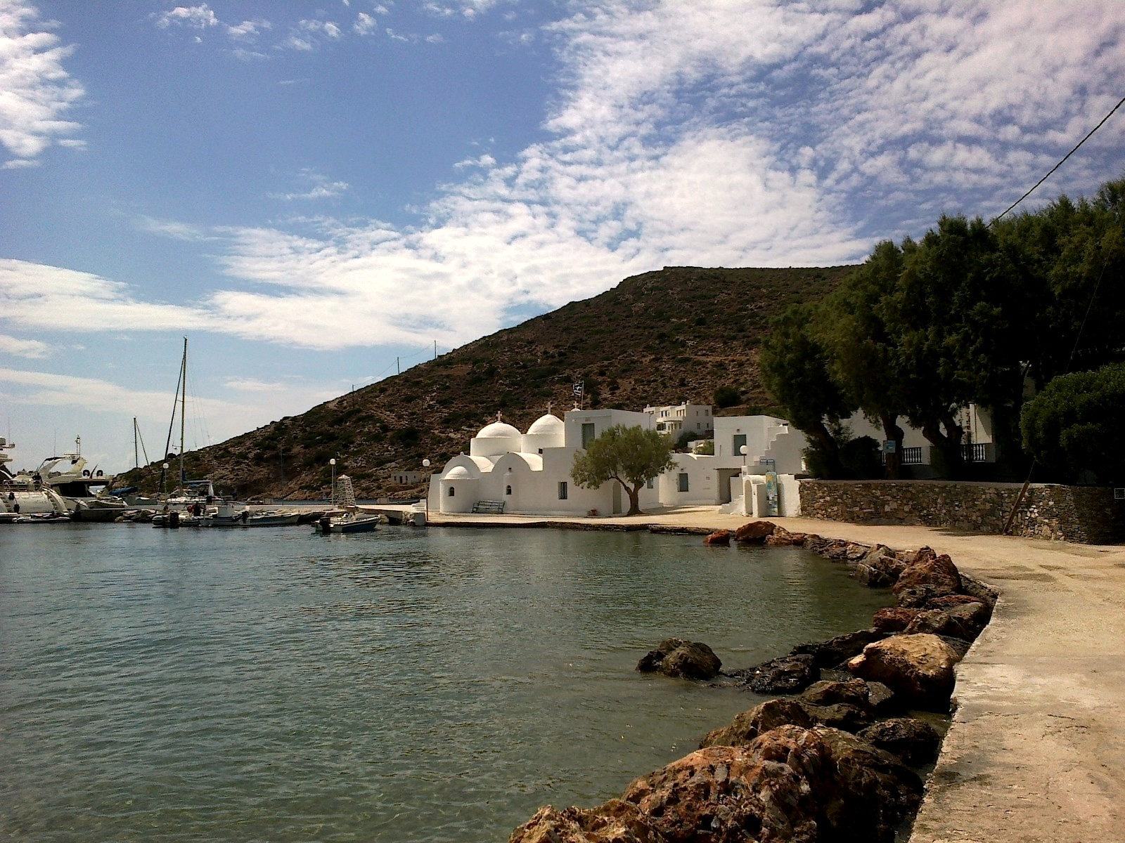 © René Boulay, Wikimedia Commons (CC BY-SA 3.0) Bucht von Vathy mit ihrem Kloster - Sifnos, Kykladen - Griechenland © rene boulay / Wikimedia (CC BY-SA 3.0)