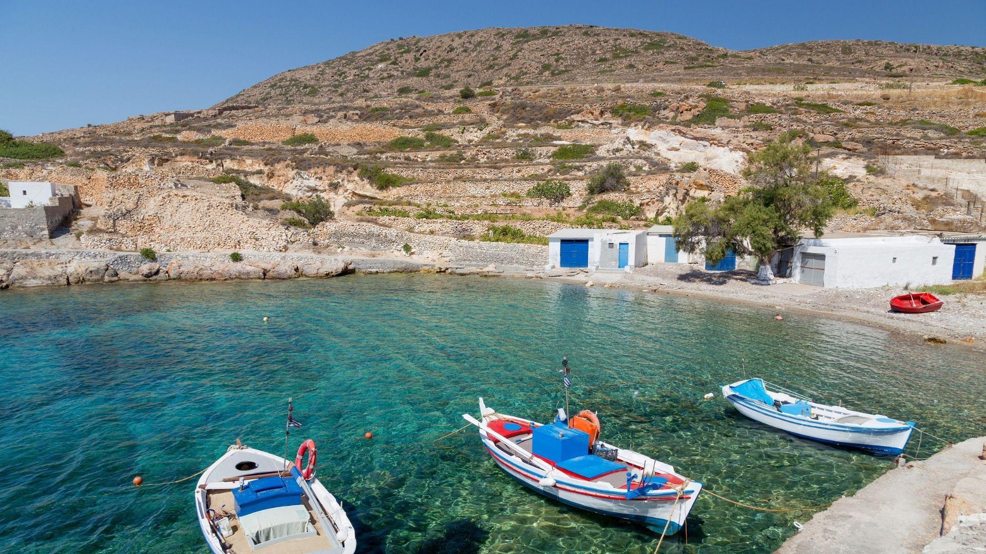 Barques de pêcheurs dans une crique - Cyclades - Grèce