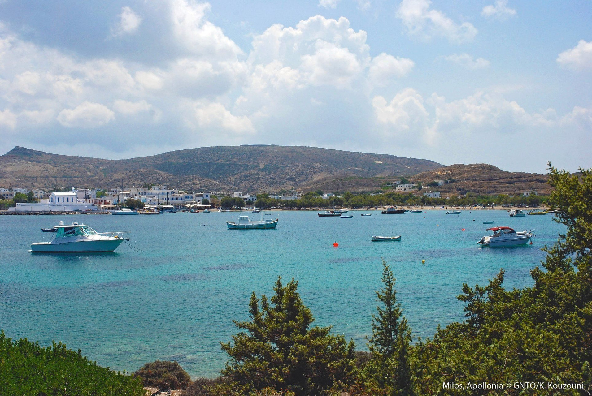 Baie d'Apollonia et bateaux de pêche - Milos - Cyclades - Grèce