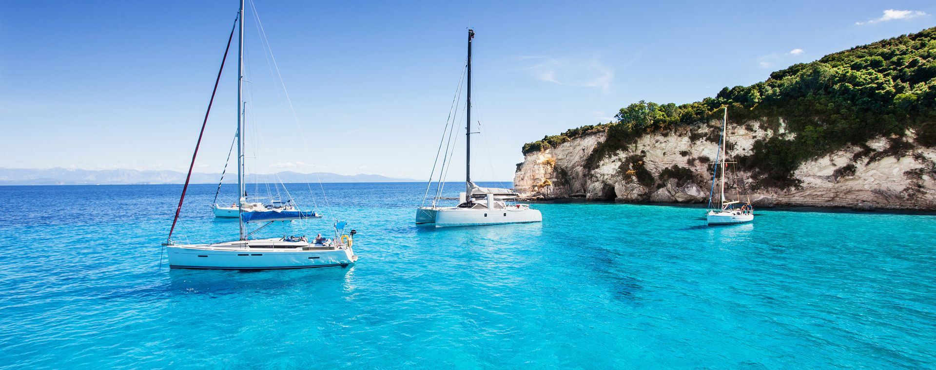 Segelboote vor Anker in einer Bucht auf Paxos – Ionische Inseln – Griechenland