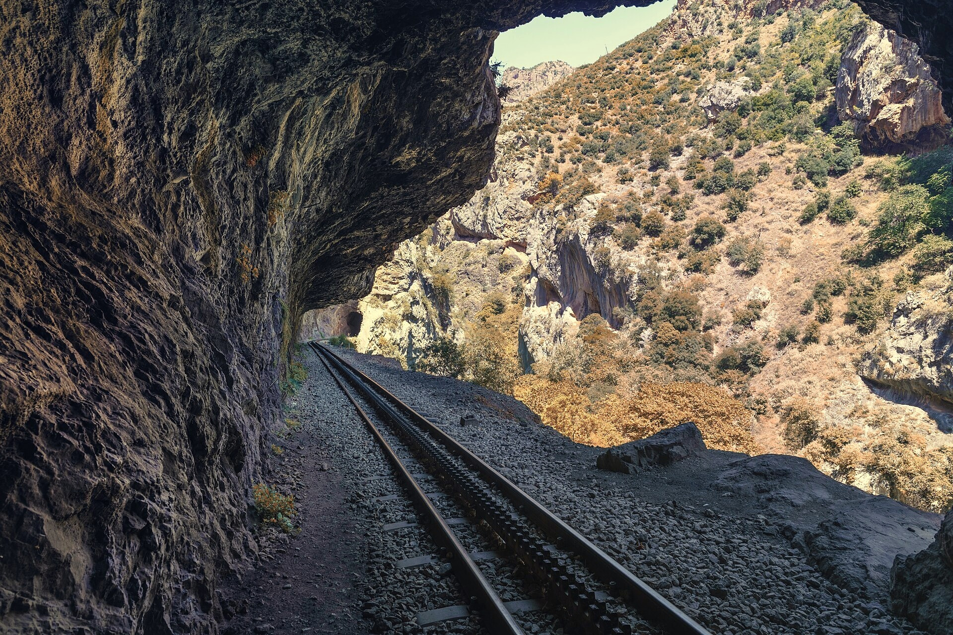 © Stathis Floros, Wikimedia Commons (CC BY-SA 4.0) Zahnradbahn in der Vouraikos-Schlucht - Peloponnes - Griechenland © Stathis floros / Wikimedia (CC BY-SA 4.0)