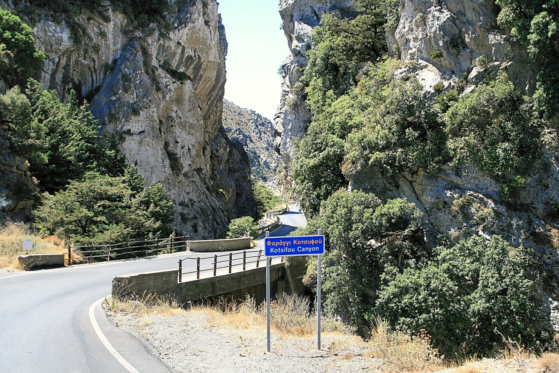 © Lapplaender, Wikimedia Commons (CC BY-SA 3.0) Kurvenreiche Straße in der Kotsifou-Schlucht - Kreta - Griechenland © Lapplaender / Wikimedia (CC BY-SA 3.0)